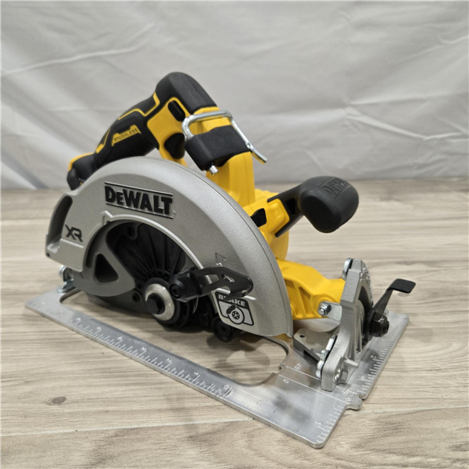 LIKE NEW! - DEWALT 20-Volt MAX Cordless Circular Saw (Tool Only)