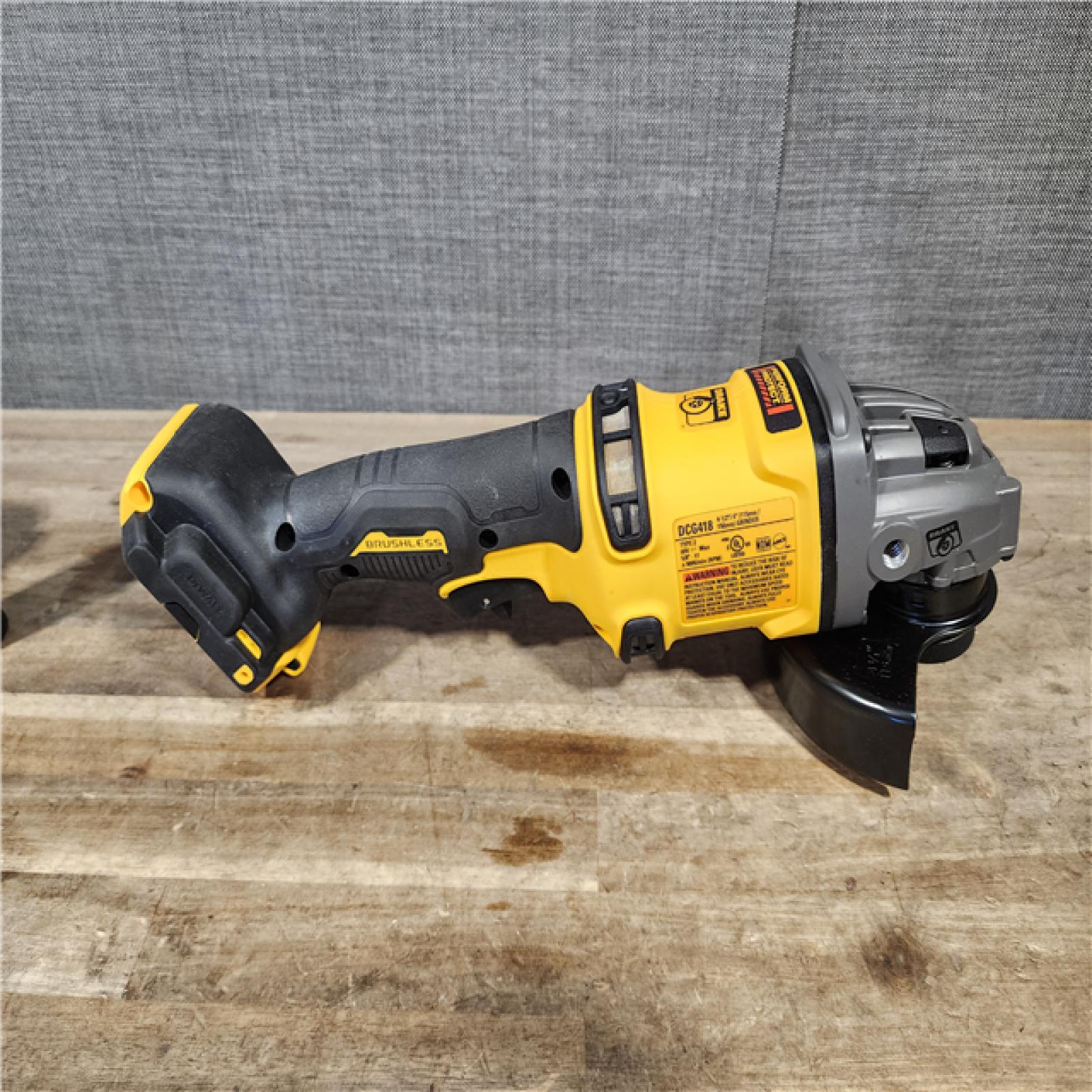 HOUSTON LOCATION - AS-IS DEWALT FLEXVOLT 60-Volt MAX Brushless 4-1/2 in. - 6 in. Cordless Grinder with Kickback Brake Kit (D) W/ BATTERY & CHARGER