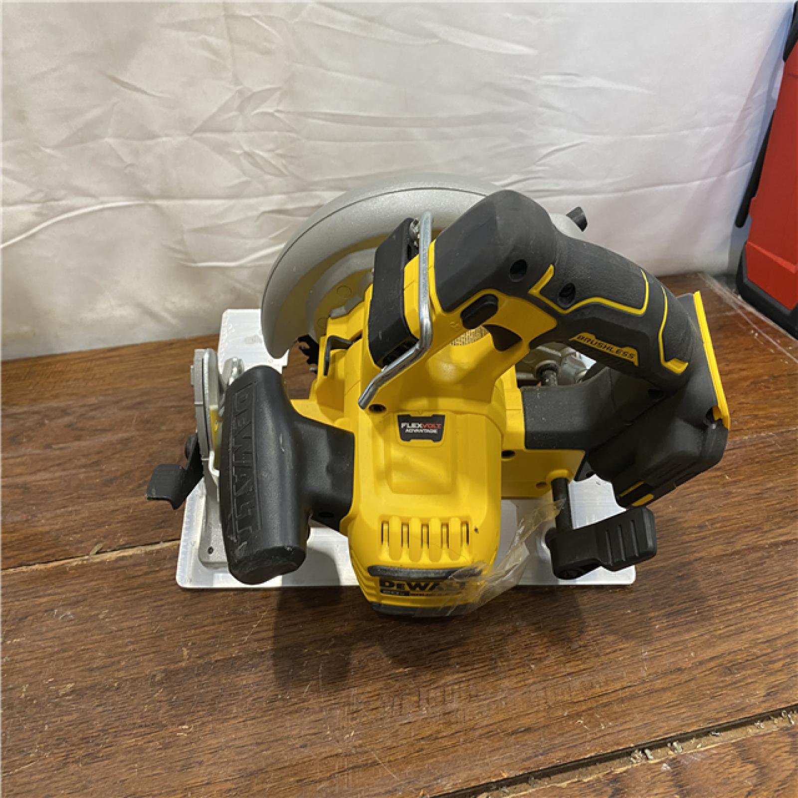AS-IS DeWalt DCS573 18v XR Cordless Brushless FLEXVOLT High Power Circular Saw 190mm
