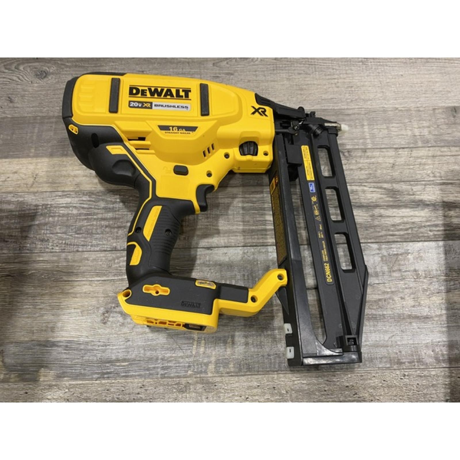 AS-IS DEWALT 20V MAX XR Lithium-Ion 16-Gauge Cordless Finish Nailer Kit