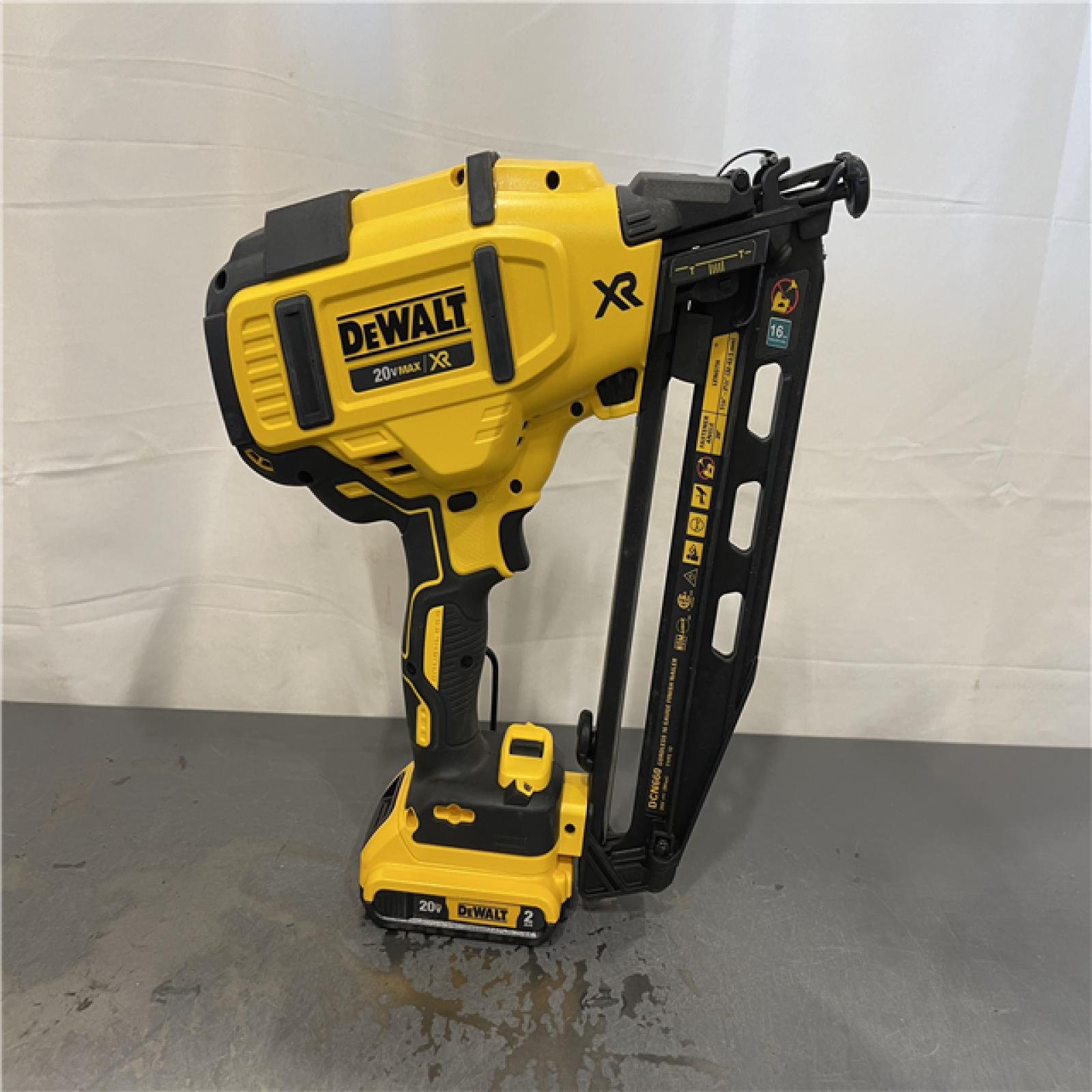AS-IS - DeWalt 20V MAX XR 16-Gauge Electric Cordless Angled Finishing Nailer Kit