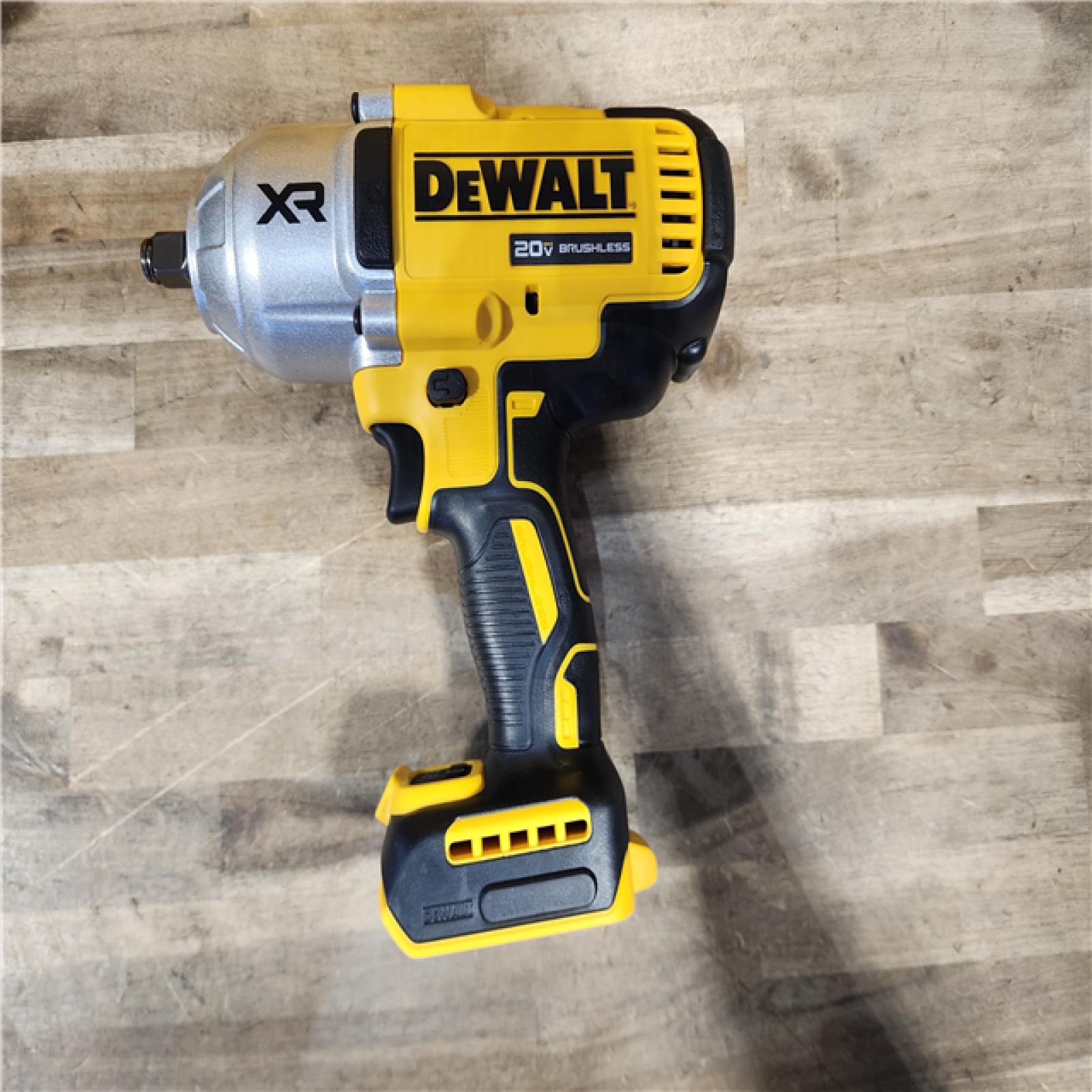 HOUSTON LOCATION - AS-IS (APPEARS LIKE NEW) Dewalt 20V MAX Lithium-Ion Cordless 1/2 in. Impact Wrench Kit W/ BATTERY & CHARGER