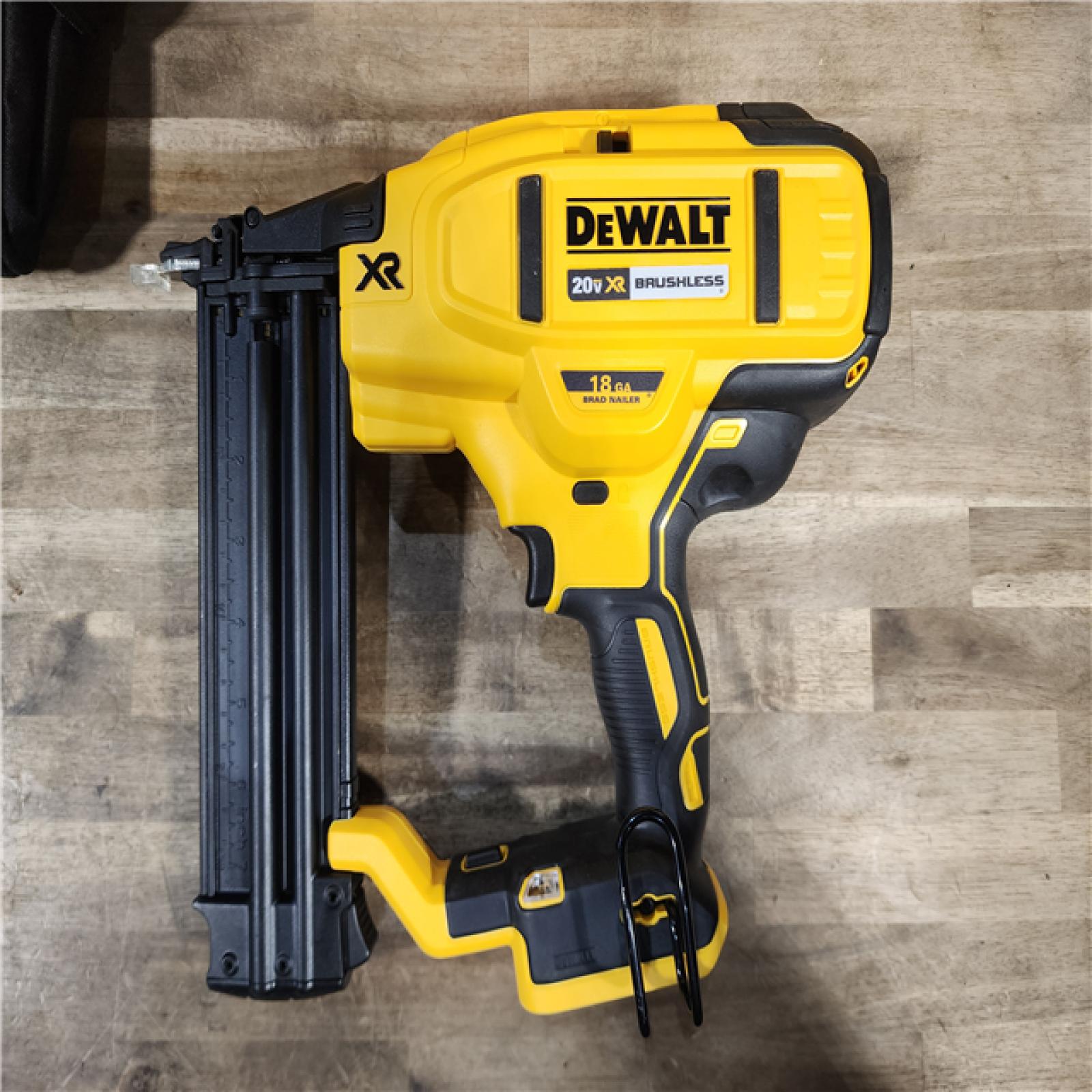 HOUSTON LOCATION - AS-IS (APPEARS LIKE NEW) DEWALT 20V MAX XR 18 Gauge Brad Nailer Kit