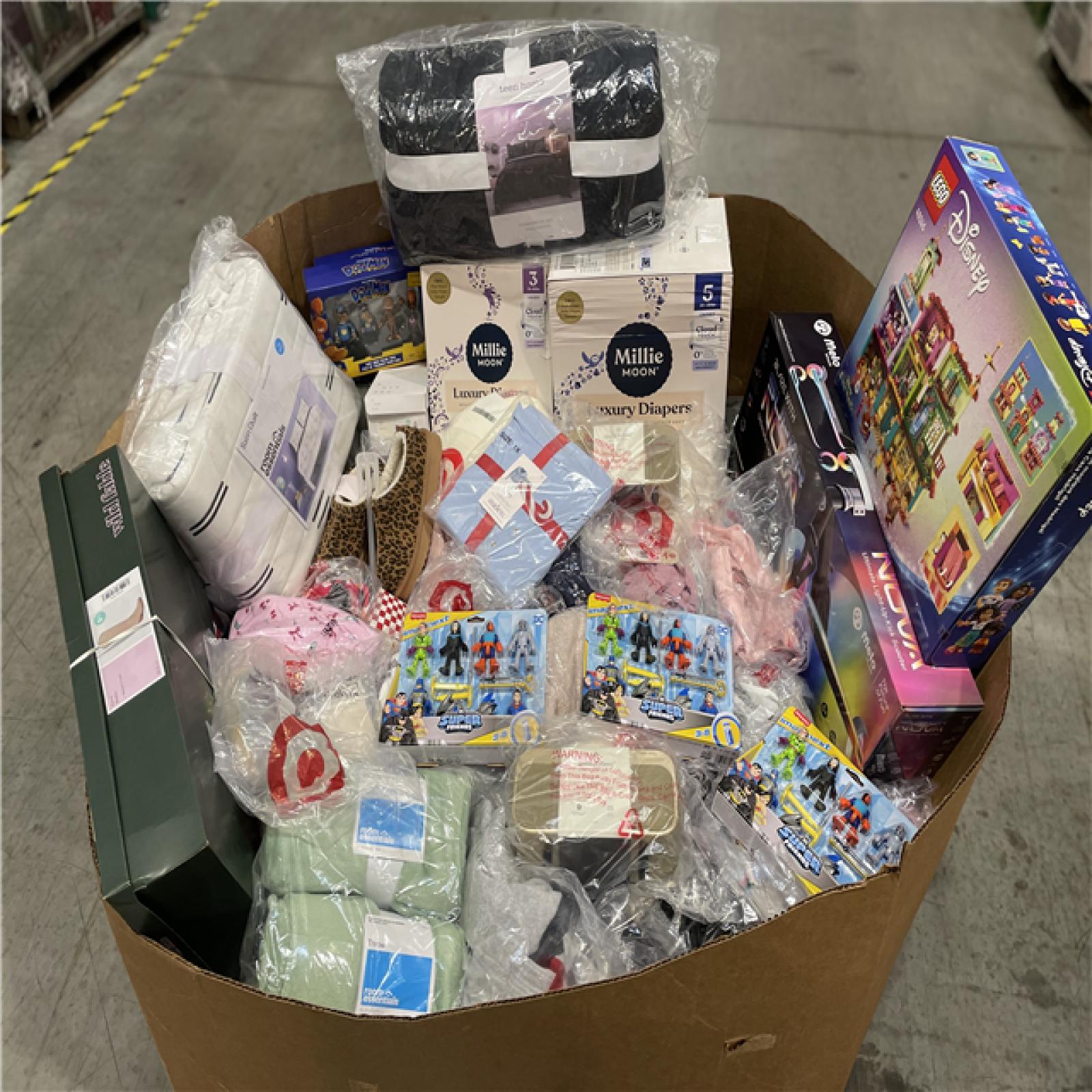 DALLAS LOCATION- NEW! BULLSEYE MIXED CLOTHING PALLET (300 UNITS)