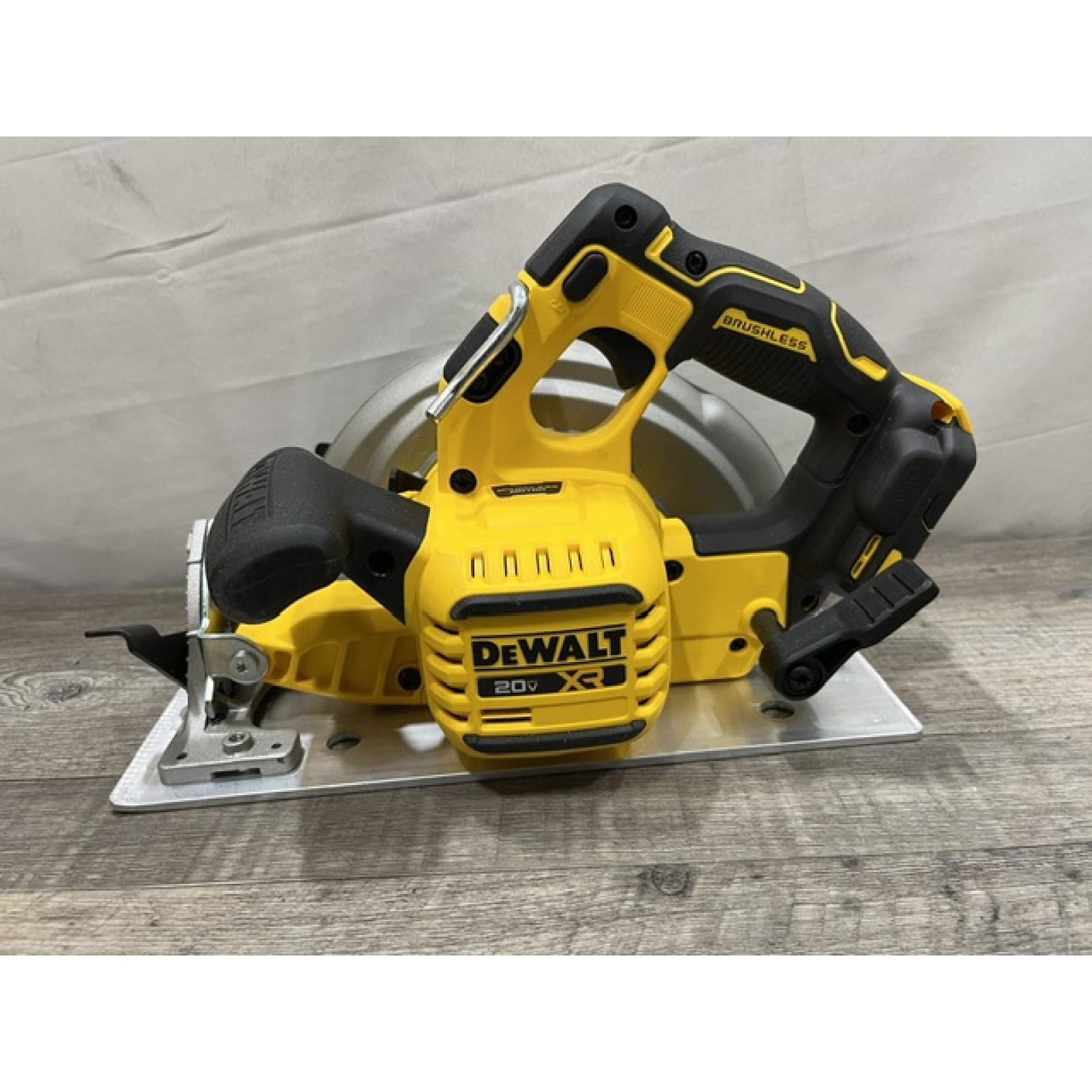 AS-IS DEWALT 20-Volt MAX 7-1/4 in. Cordless Circular Saw (Tool Only)