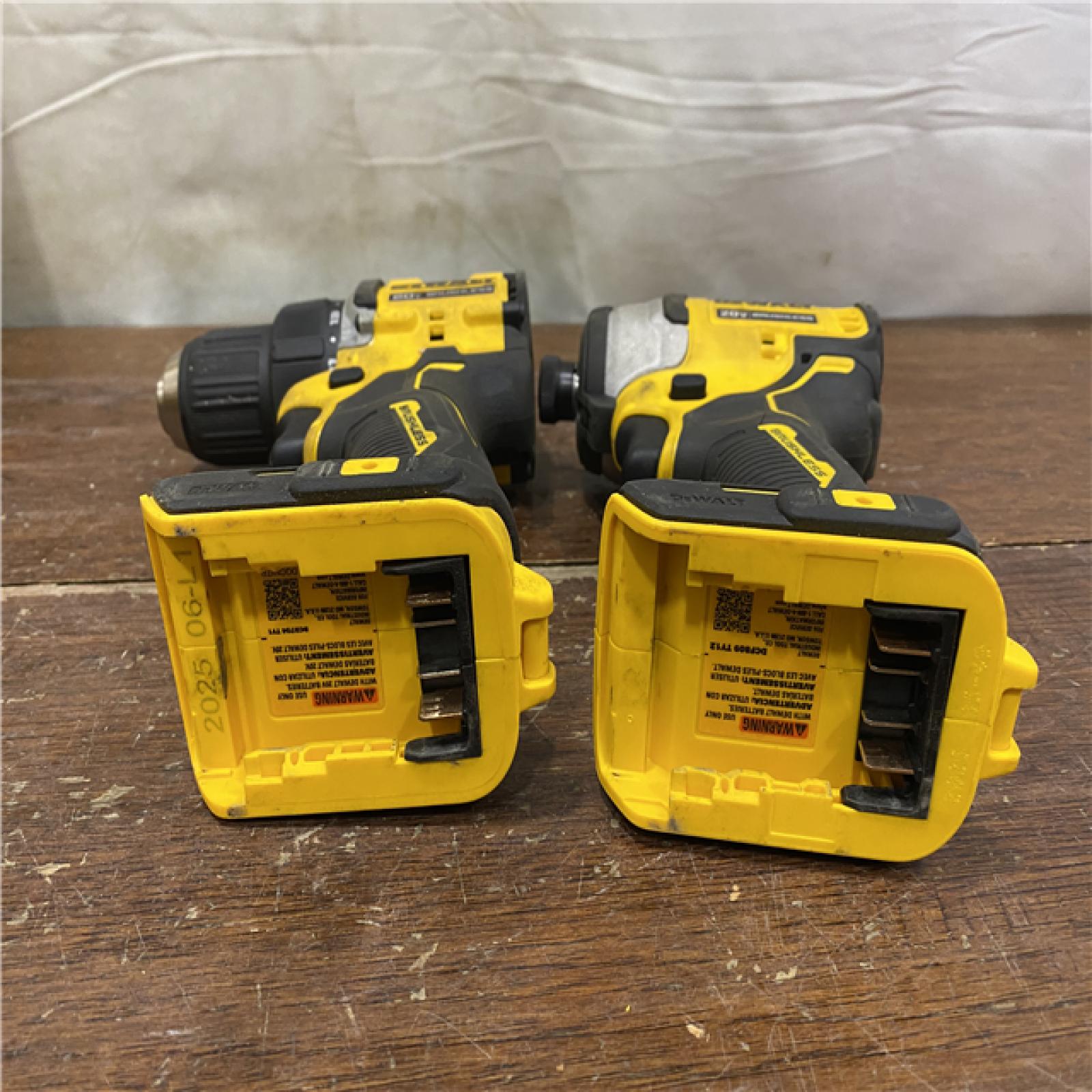 AS-IS DEWALT ATOMIC 20-Volt MAX Lithium-Ion Cordless Combo Kit (2-Tool) with (2) 2.0Ah Batteries, Charger and Bag
