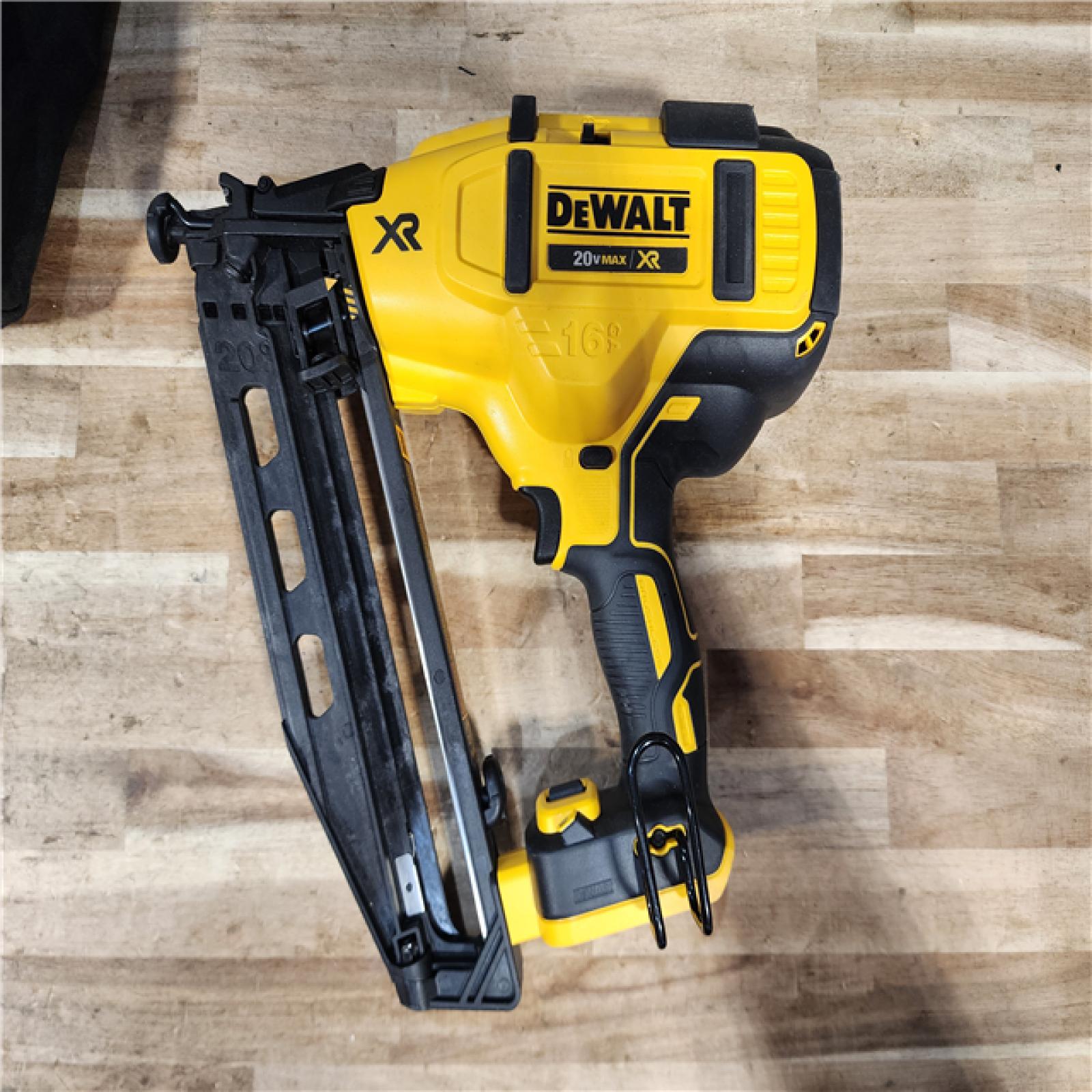 HOUSTON LOCATION - AS-IS DEWALT 20V MAX XR 16-Gauge Electric Cordless Angled Finishing Nailer Kit