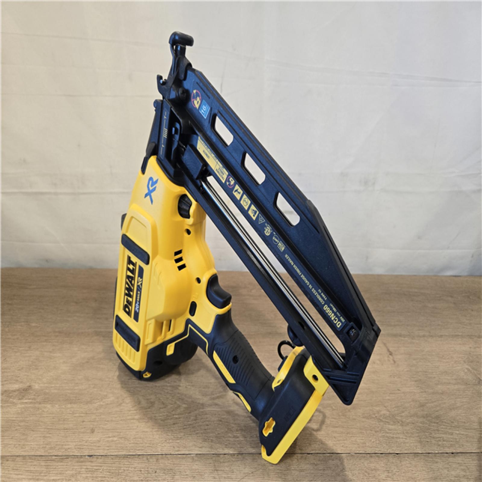 AS-IS DEWALT 20V MAX XR 16-Gauge Electric Cordless Angled Finishing Nailer Kit