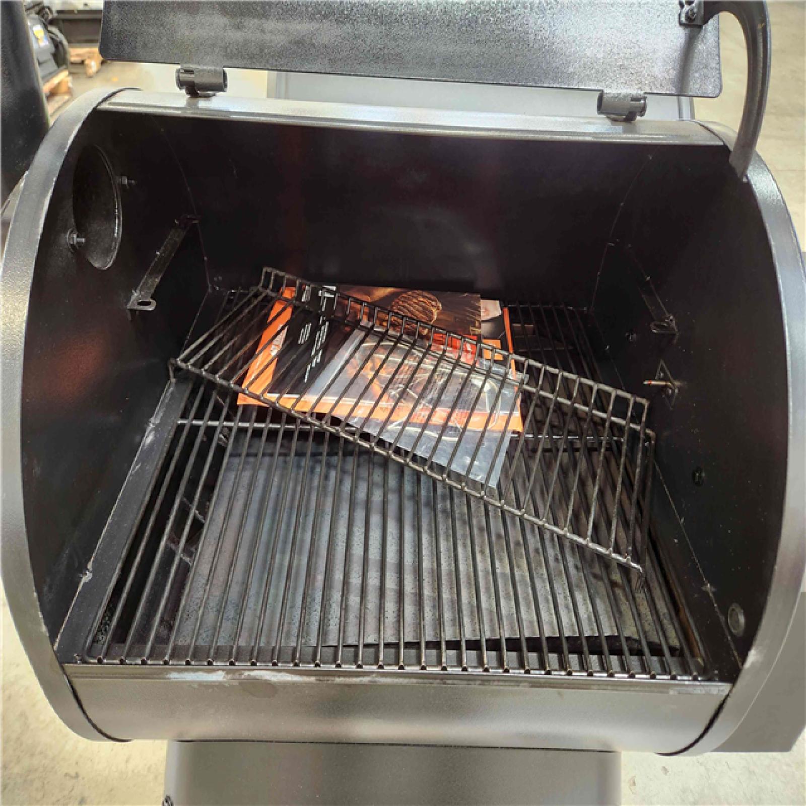 Phoenix Location Traeger Pro 575 Wifi Pellet Grill and Smoker in Black TFB57GLE