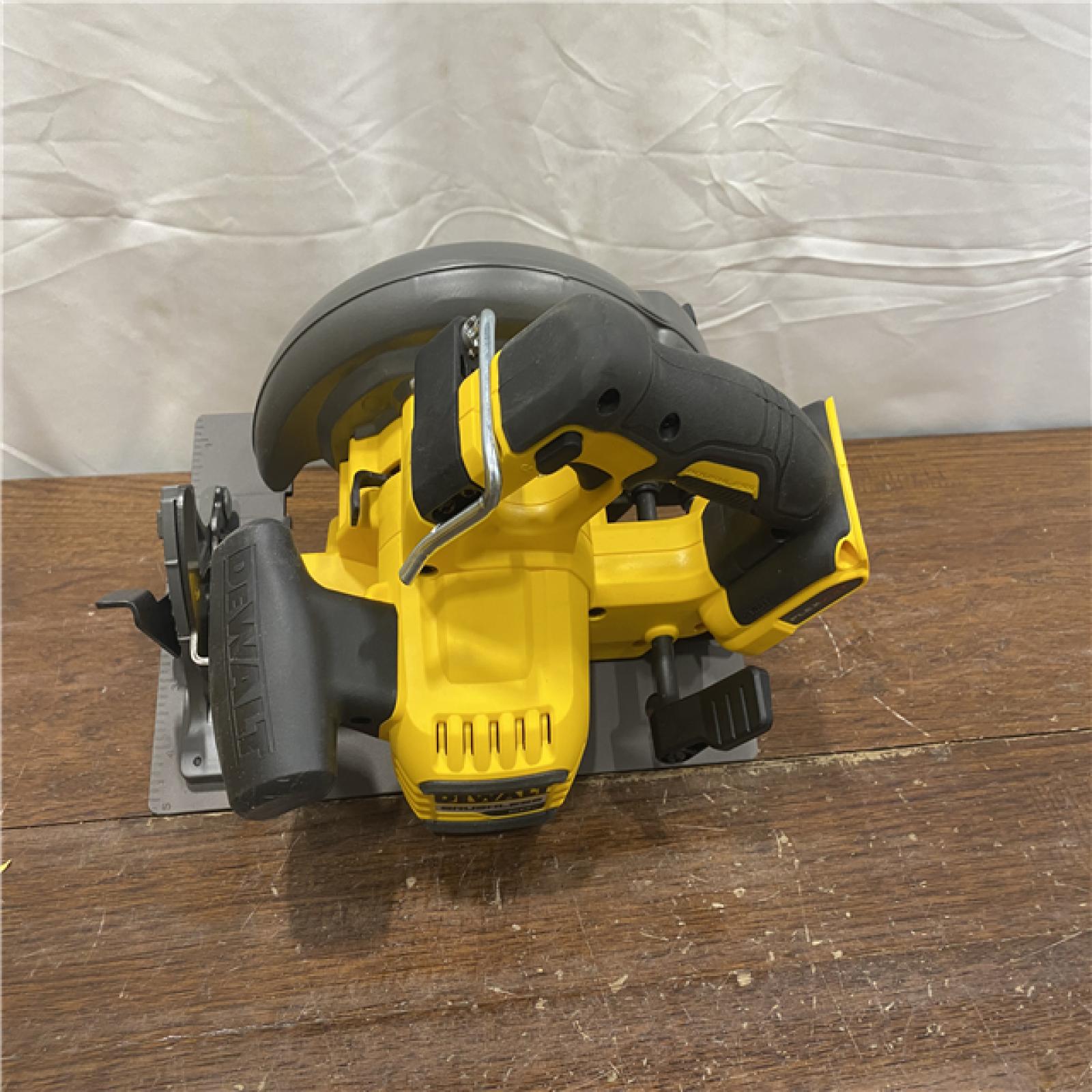 AS-IS DeWALT Flexvolt Max 7-1/4  60V Brushless Circular Saw DCS578B