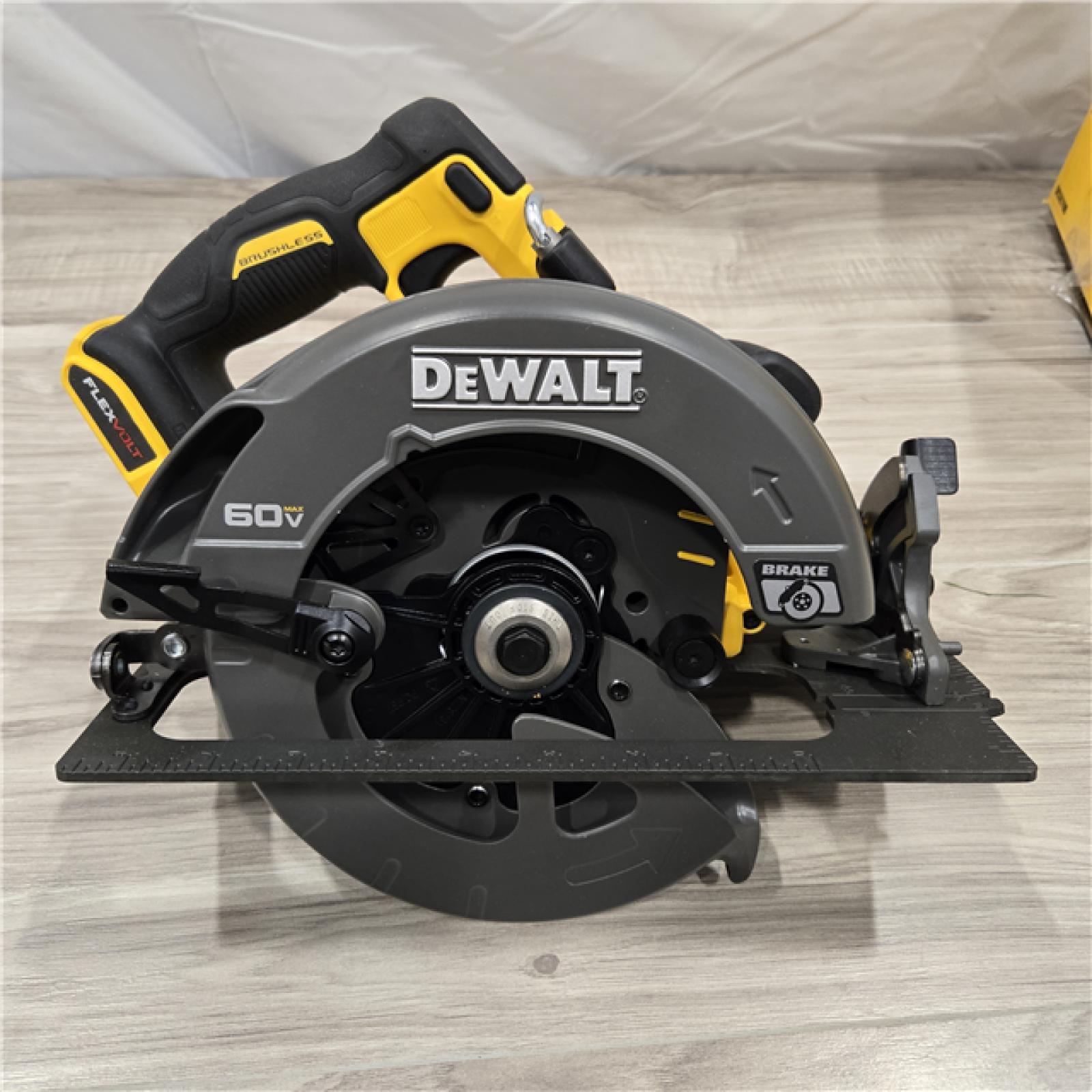 LIKE NEW! - DeWALT Flexvolt Max 7-1/4  60V Brushless Circular Saw DCS578B