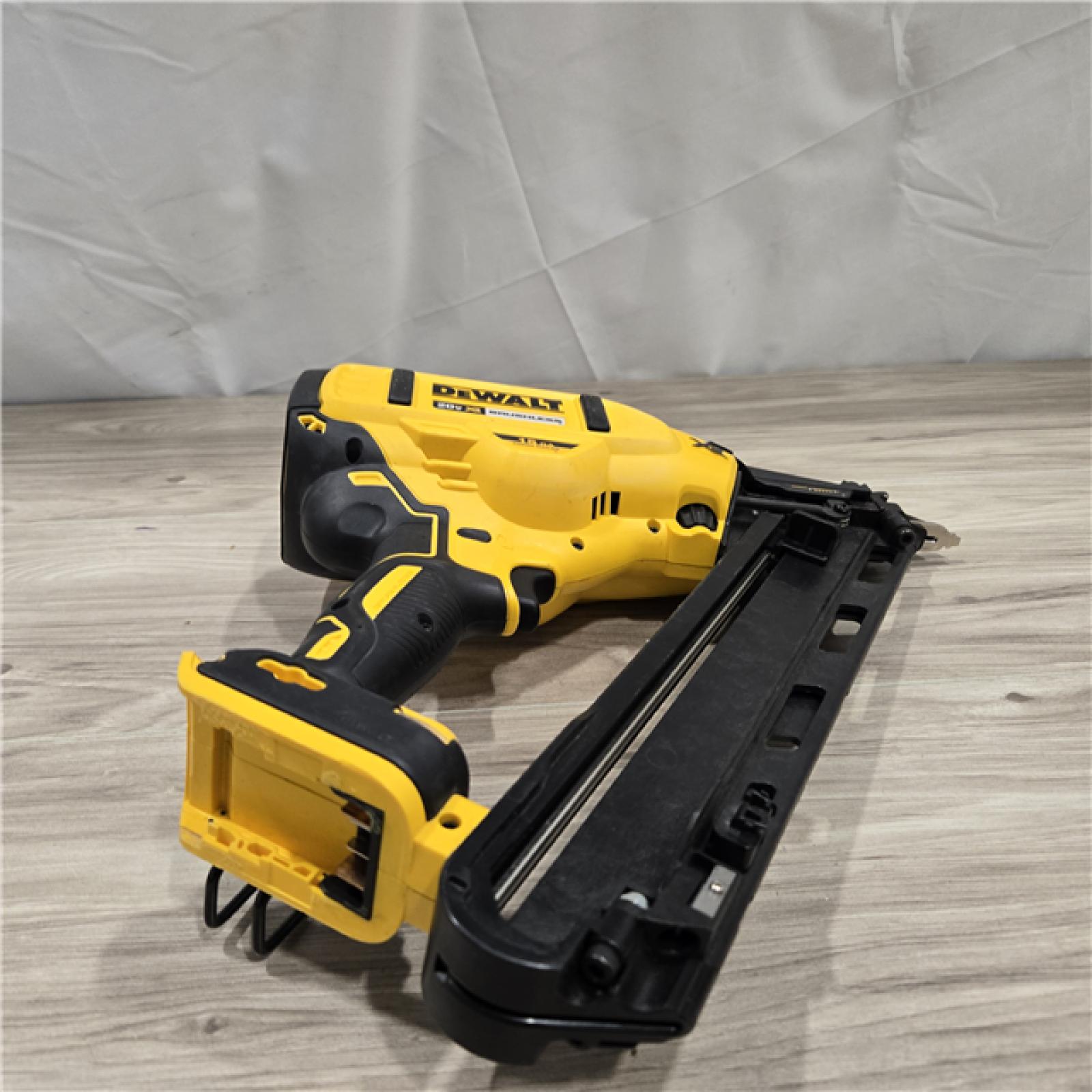 AS-IS DeWalt 15 GA ANGLED FINISH NAILER KIT