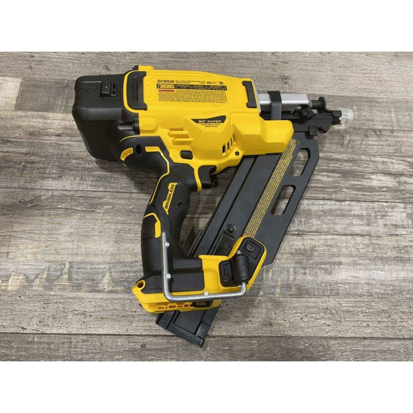 AS-IS DEWALT 20-Volt 30° Cordless Framing Nailer Kit