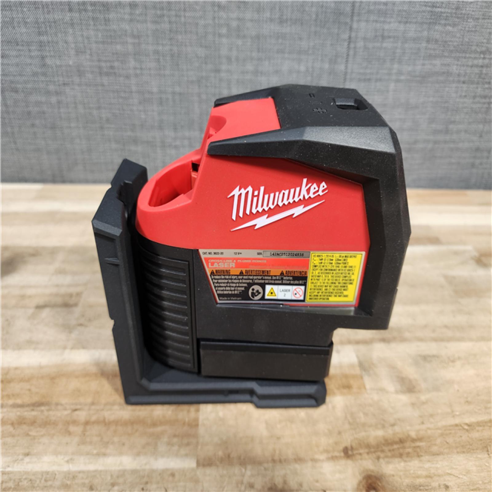 HOUSTON LOCATION - AS-IS (APPEARS LIKE NEW) Milwaukee 12-Volt Lithium-Ion Cordless Green 125 ft. Cross Line and Plumb Points Laser Level Kit