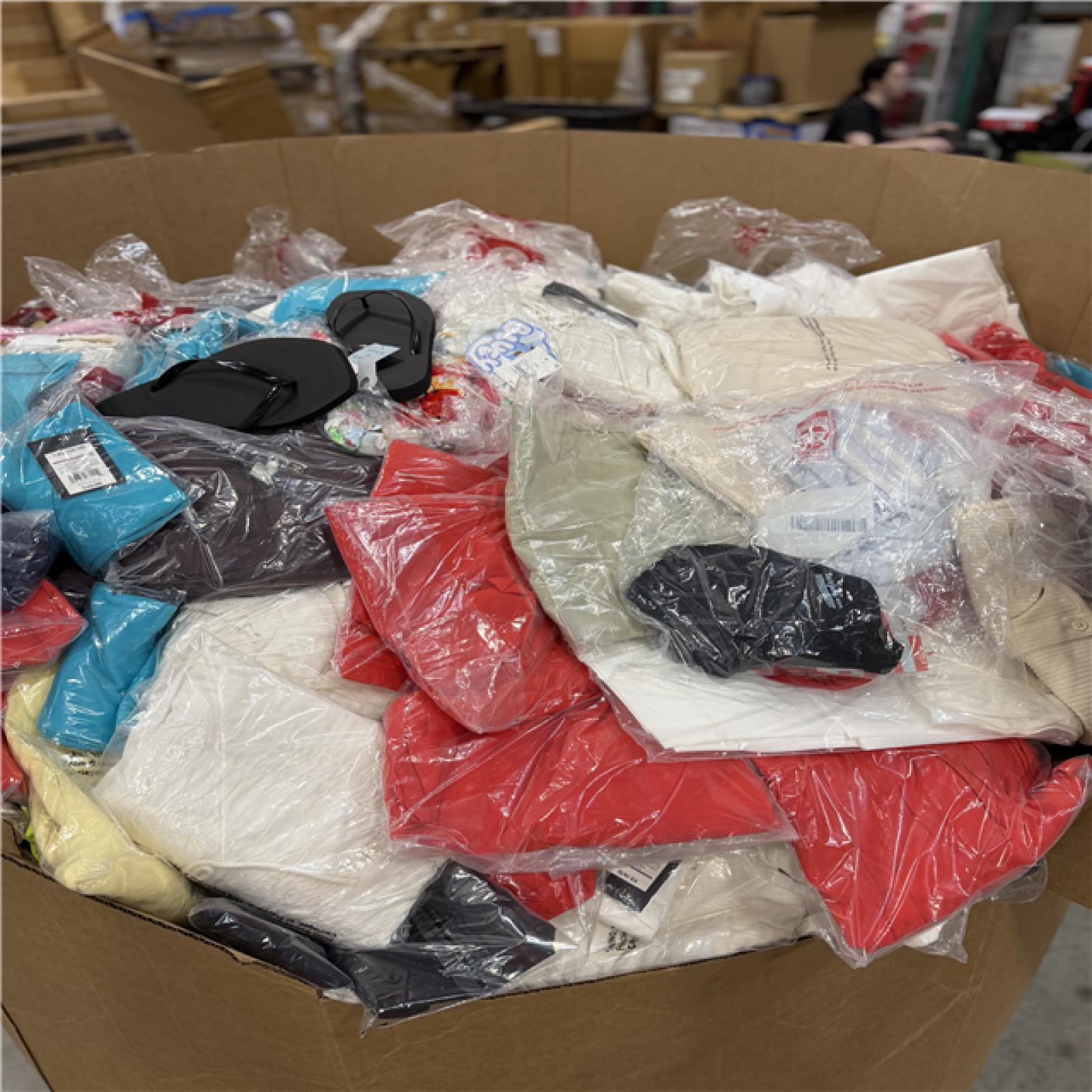 DALLAS LOCATION- NEW!- BULLSEYE MIXED APPAREL PALLET (1800 UNITS)