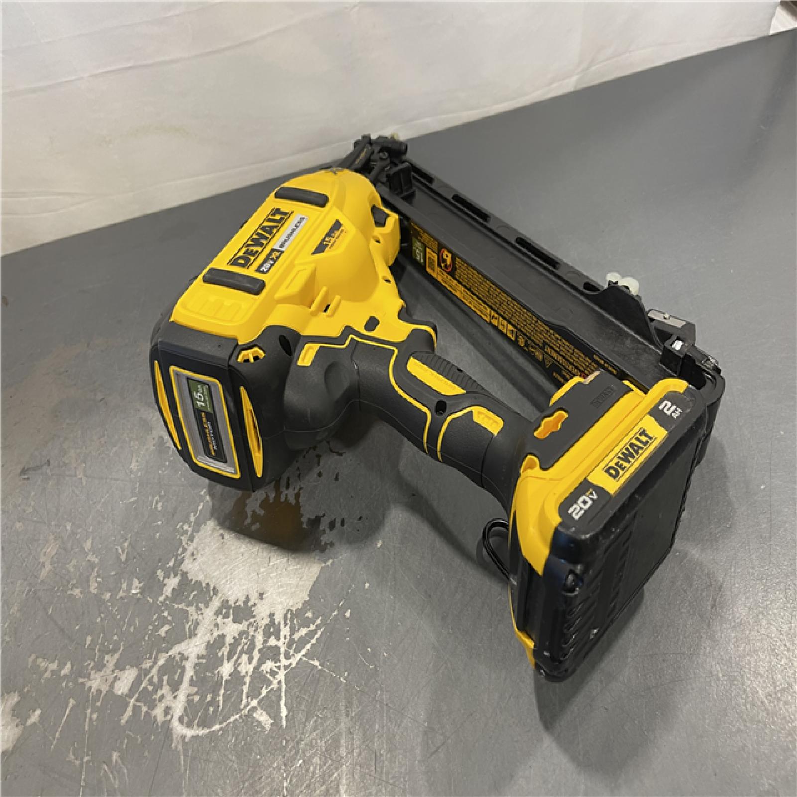AS-IS - DEWALT 20V MAX XR Lithium-Ion Cordless 2-1/2 in. 15-Gauge Finish Nailer Kit