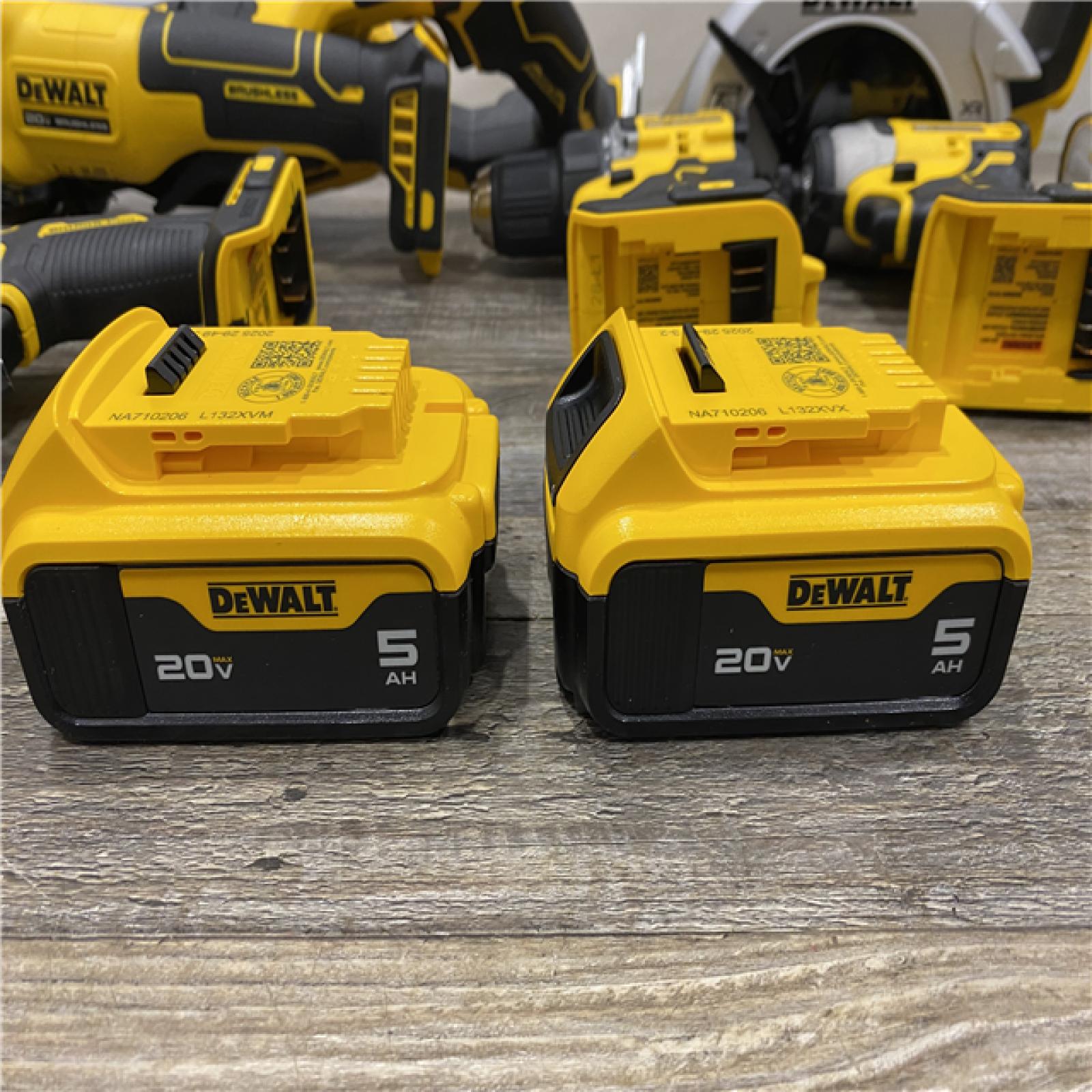 LIKE NEW - DEWALT 20V Lithium-Ion Cordless 8-Tool Combo Kit