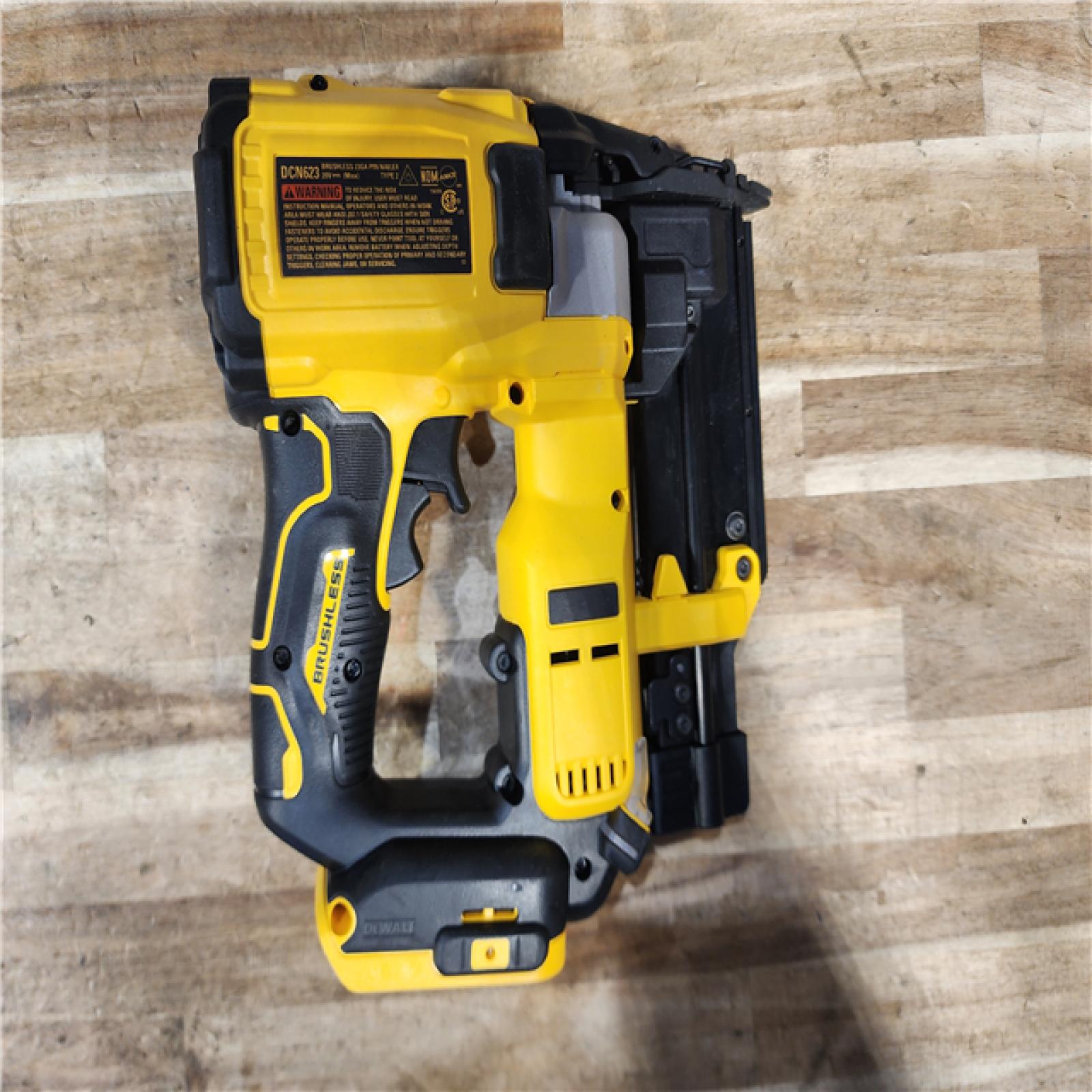 HOUSTON LOCATION - AS-IS DEWALT ATOMIC 20V MAX Lithium Ion Cordless 23 Gauge Pin Nailer Kit