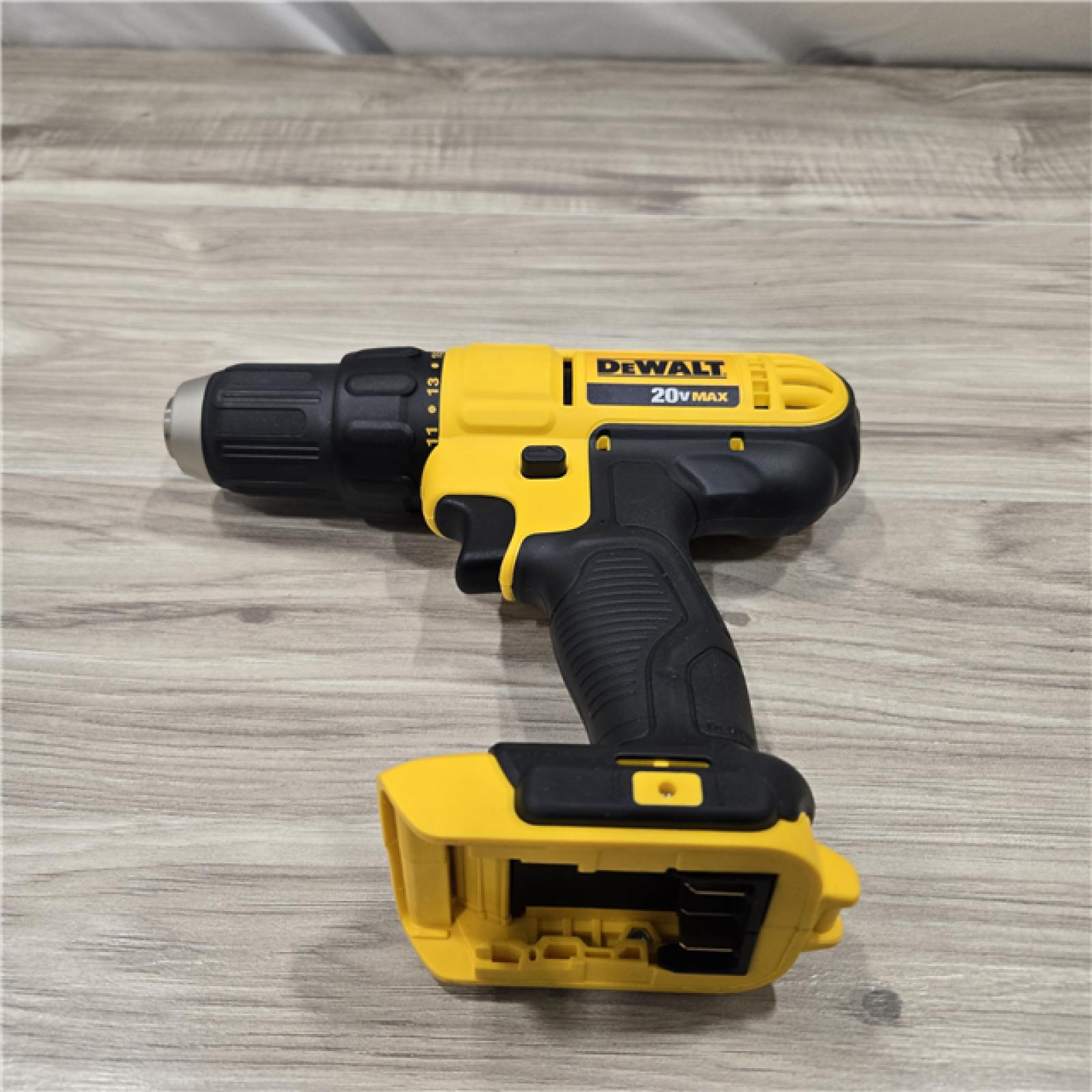 LIKE NEW! - DEWALT 20V MAX Drill/Driver Kit