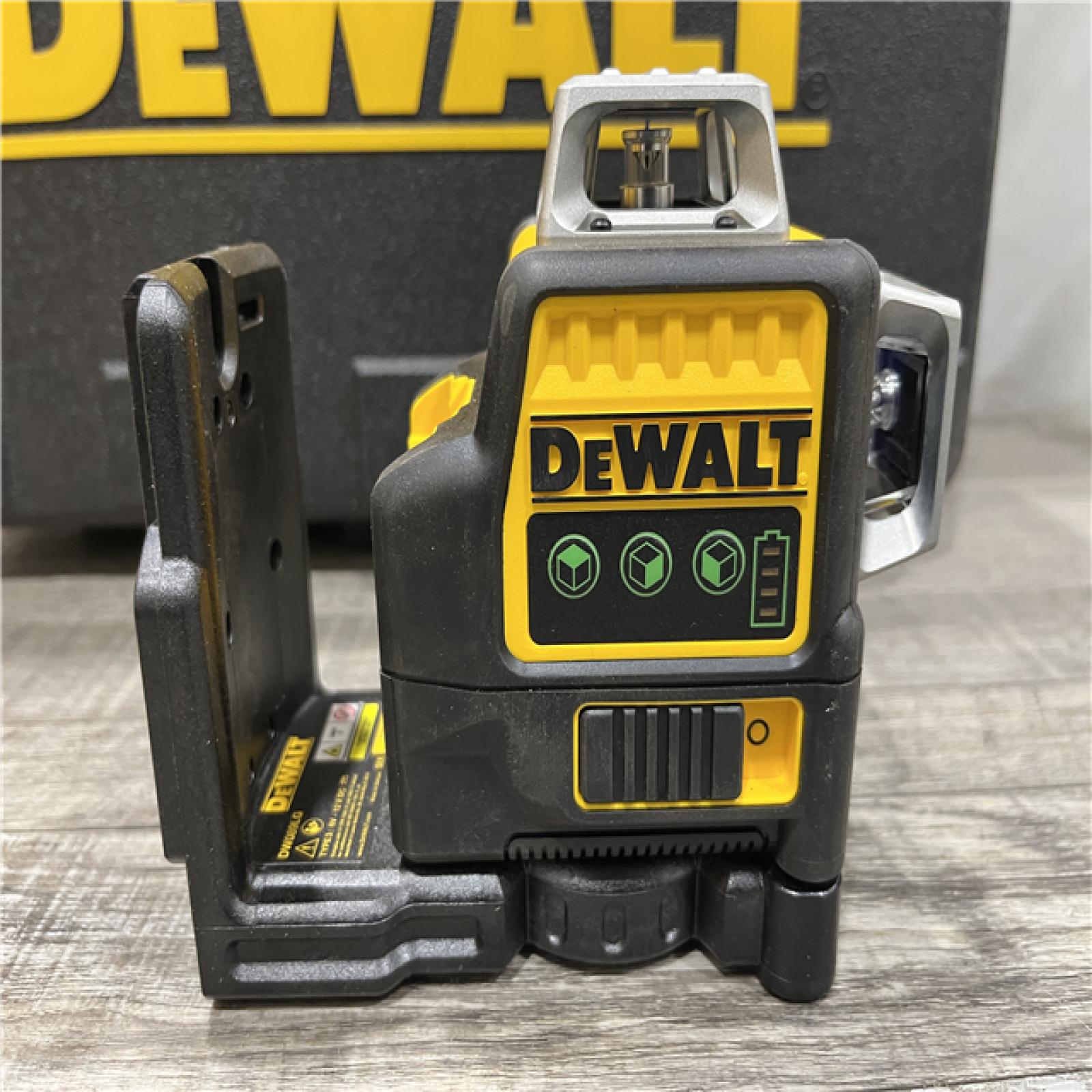 AS-IS DEWALT 12V MAX Lithium-Ion 100 ft. Green Self-Leveling 3-Beam 360 Degree Laser Level Kit