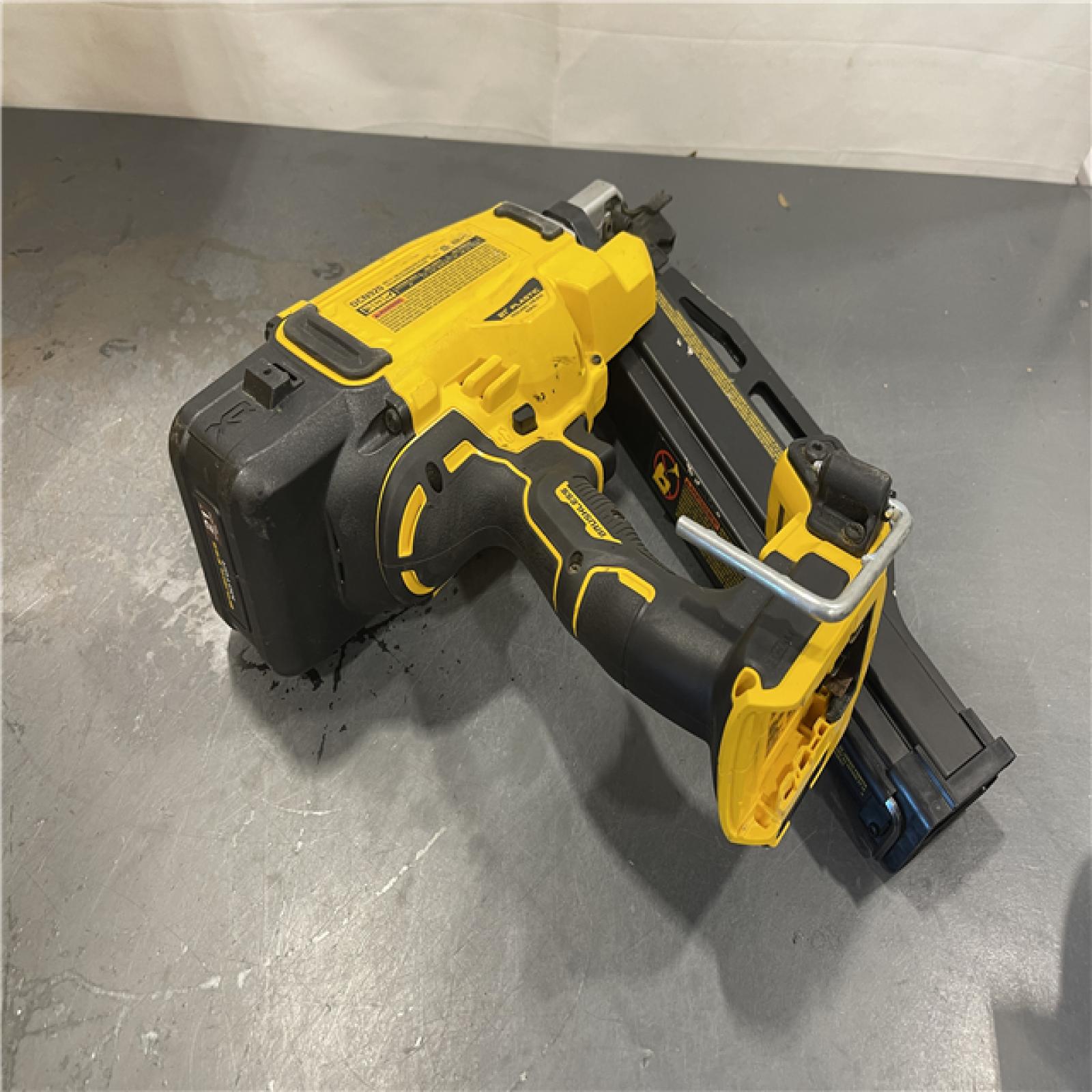 AS-IS - DEWALT 20-Volt 21° Cordless Framing Nailer