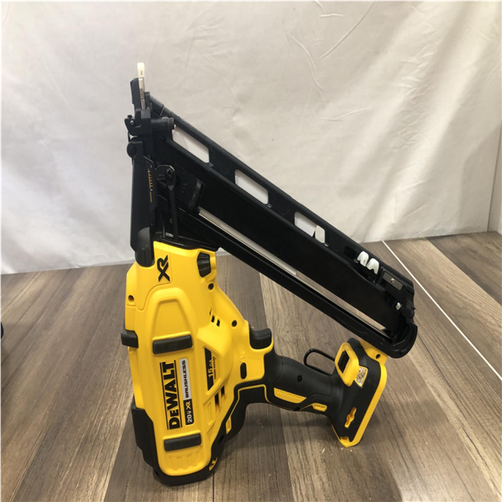 AS-IS DEWALT 20V MAX XR Lithium-Ion Cordless 2-1/2 in. 15-Gauge Finish Nailer Kit