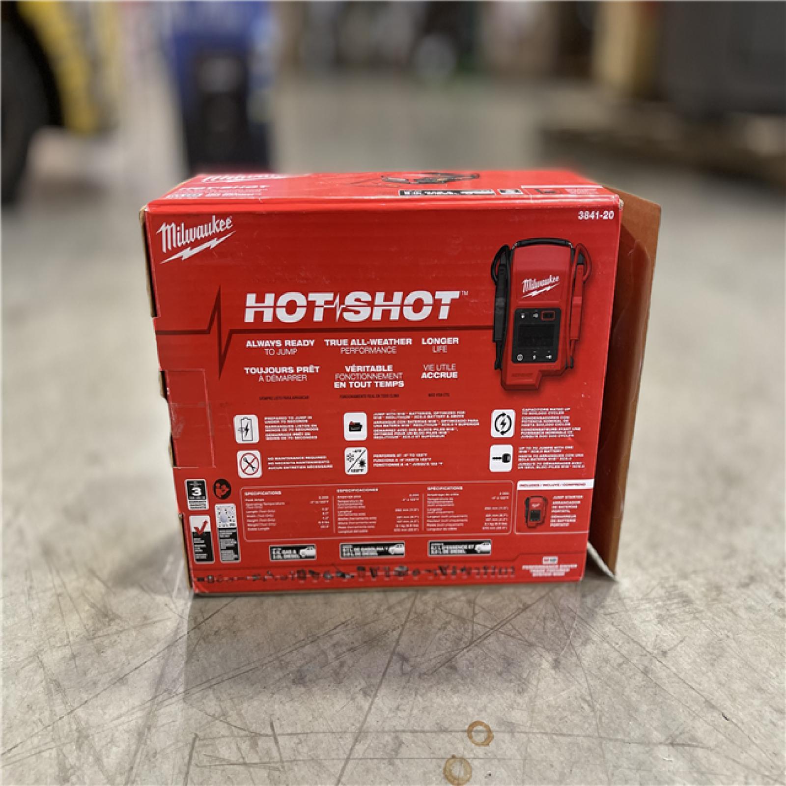 NEW! - Milwaukee M18 18V Lithium-Ion Cordless 2000 Peak Amp HOTSHOT Jump Starter (Tool-Only)