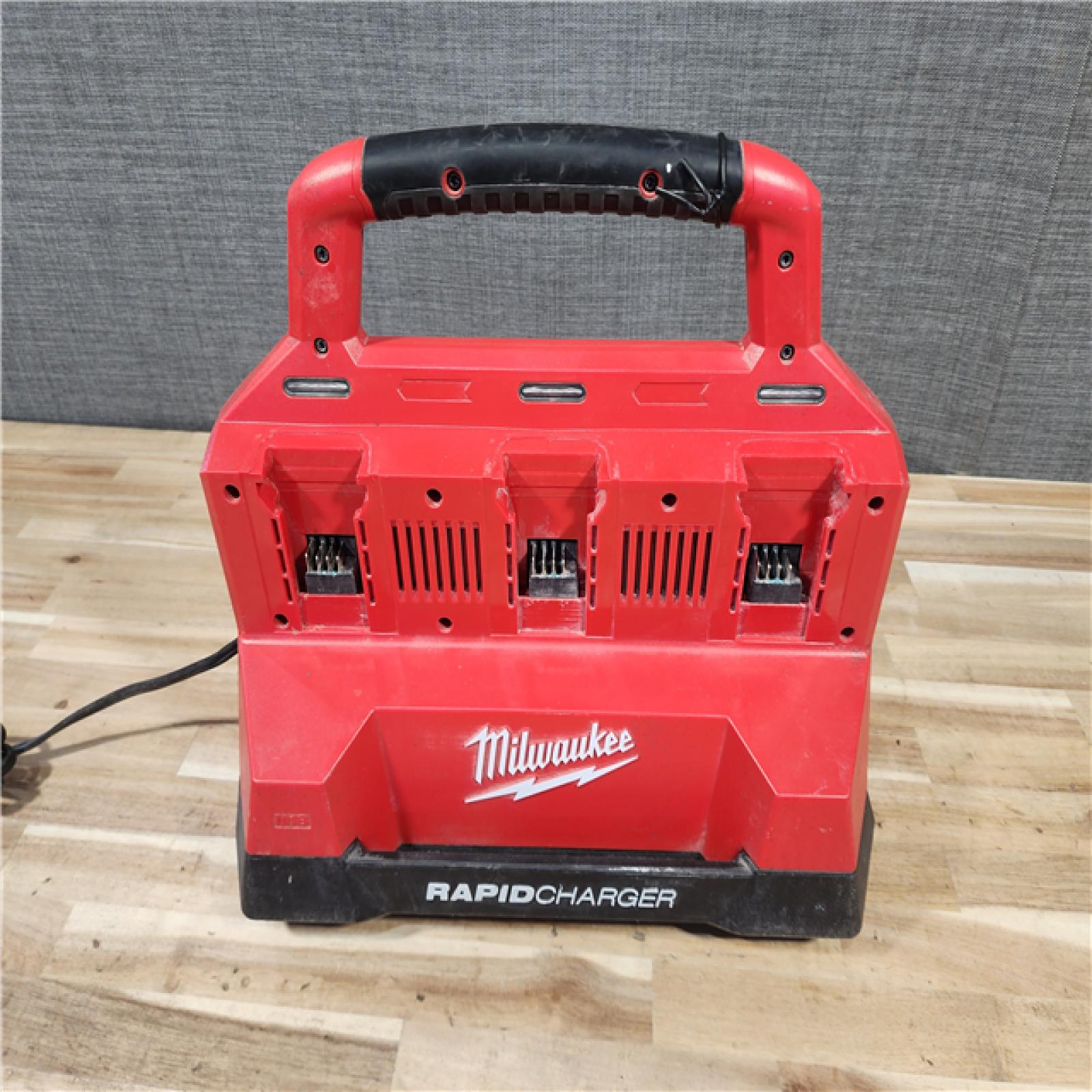 HOUSTON LOCATION - AS-IS Milwaukee M18 18V Lithium-Ion PACKOUT 6-Port Rapid Charger