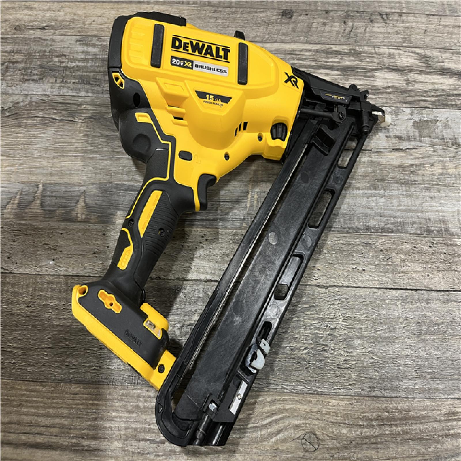 AS-IS DEWALT 20V MAX XR Lithium-Ion Cordless 2-1/2 in. 15-Gauge Finish Nailer Kit
