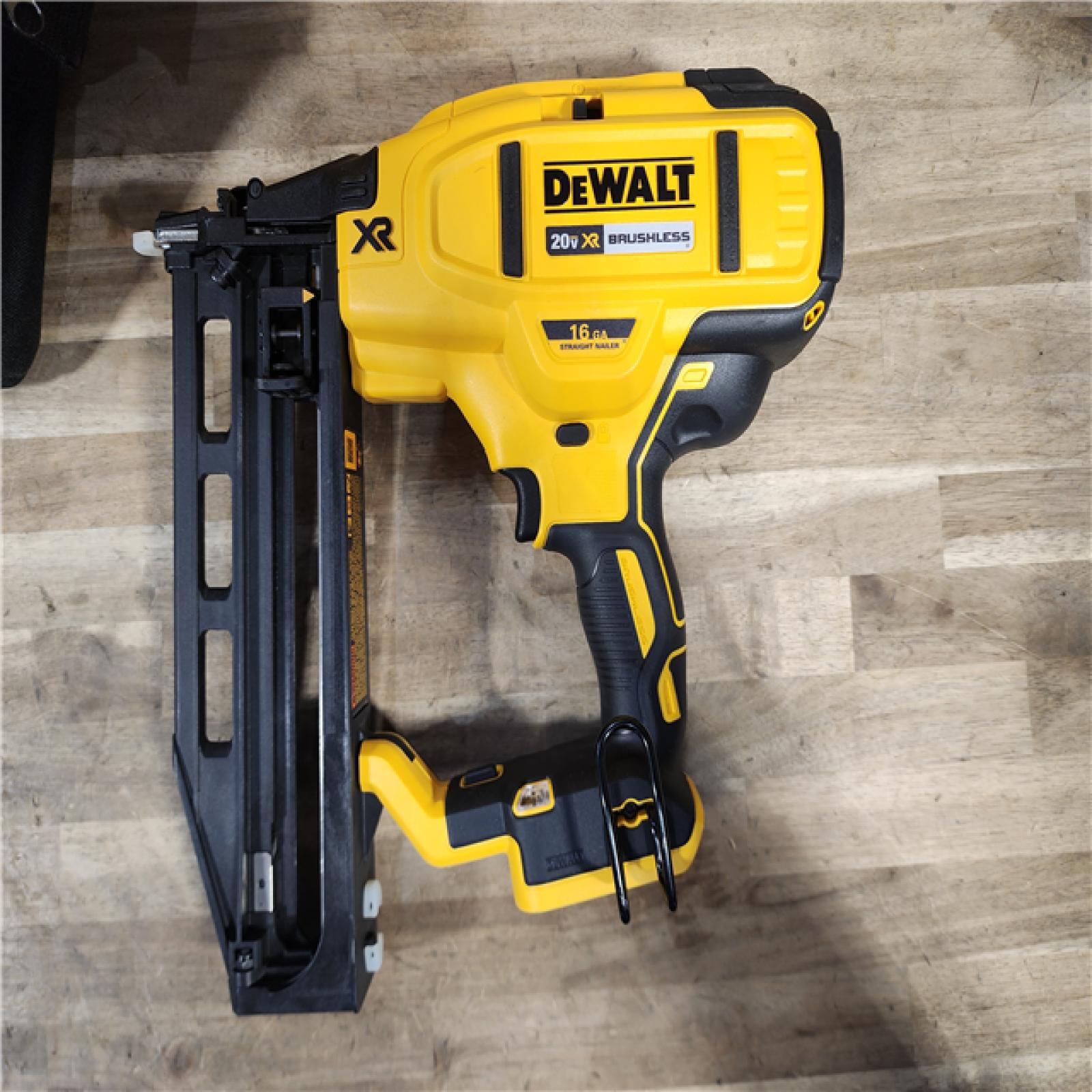 HOUSTON LOCATION - AS-IS Dewalt 20-Volt MAX XR Lithium-Ion 16-Gauge Cordless Finish Nailer Kit