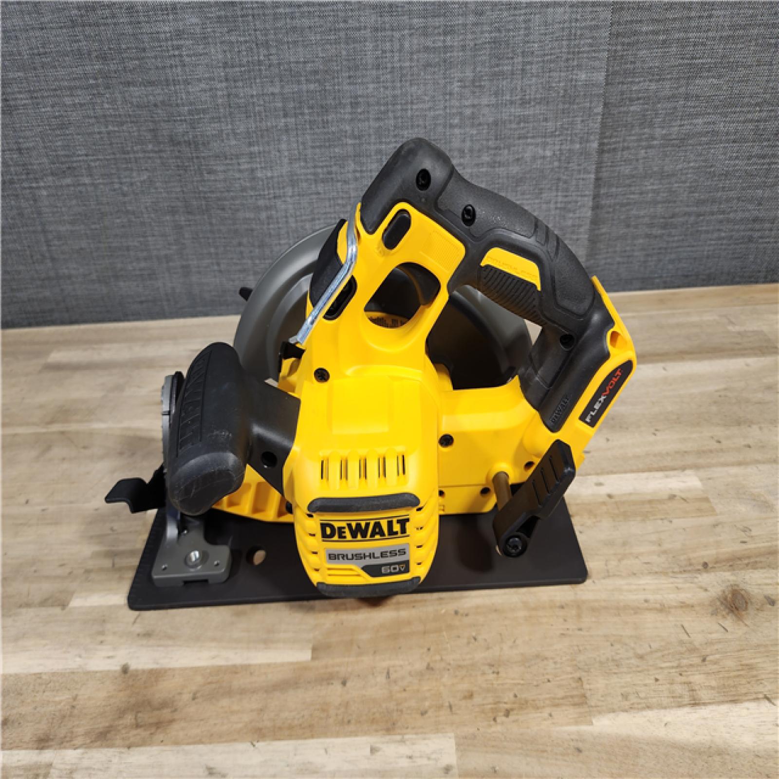 HOUSTON LOCATION - AS-IS DeWALT Flexvolt Max 7-1/4  60V Brushless Circular Saw (Tool Only)