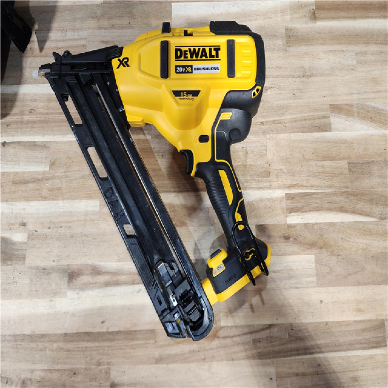HOUSTON LOCATION - AS-IS DEWALT 20V MAX XR Lithium-Ion Cordless 2-1/2 in. 15-Gauge Finish Nailer Kit