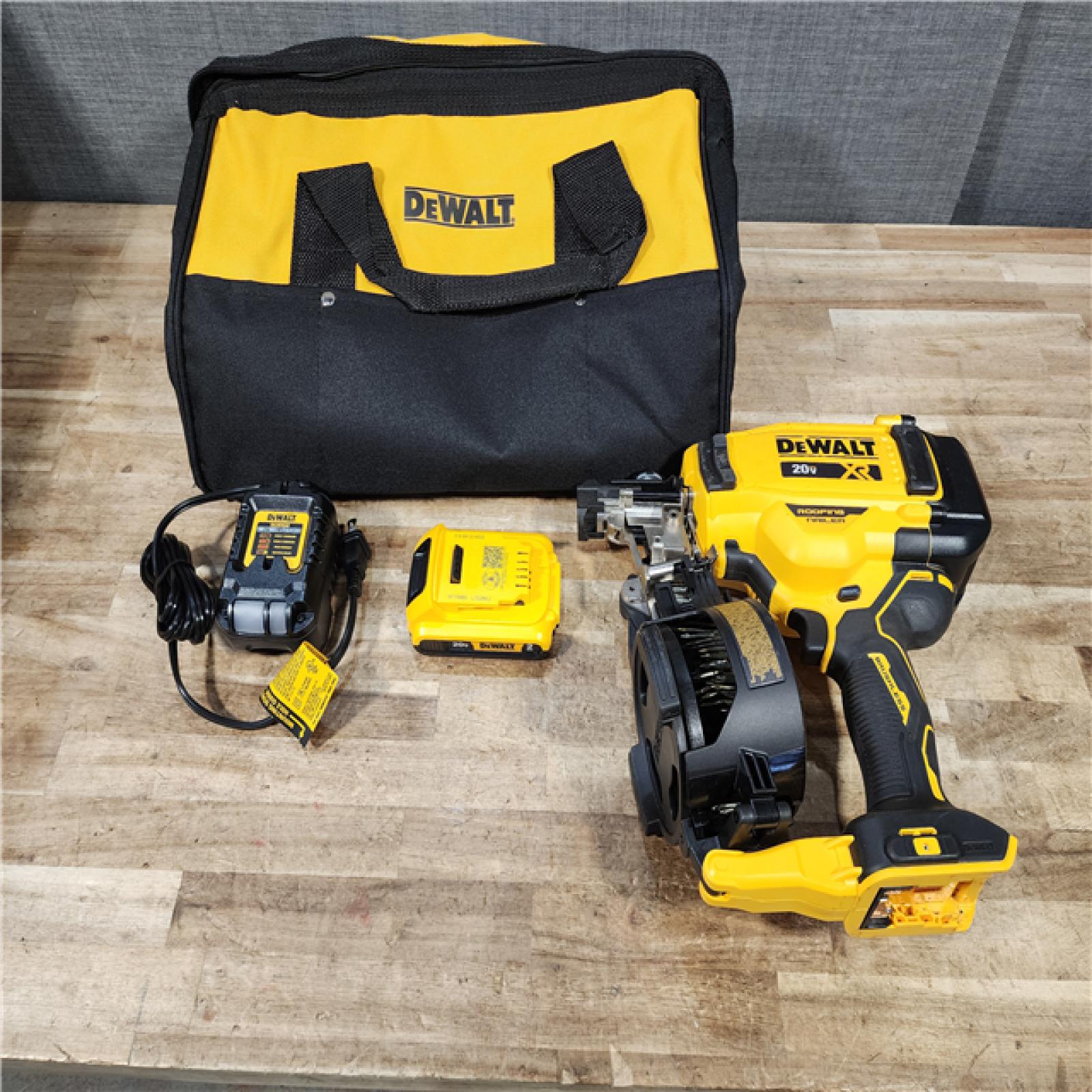 HOUSTON LOCATION - AS - IS DEWALT 20V MAX Lithium-Ion 15-Degree Electric Cordless Roofing Nailer Kit