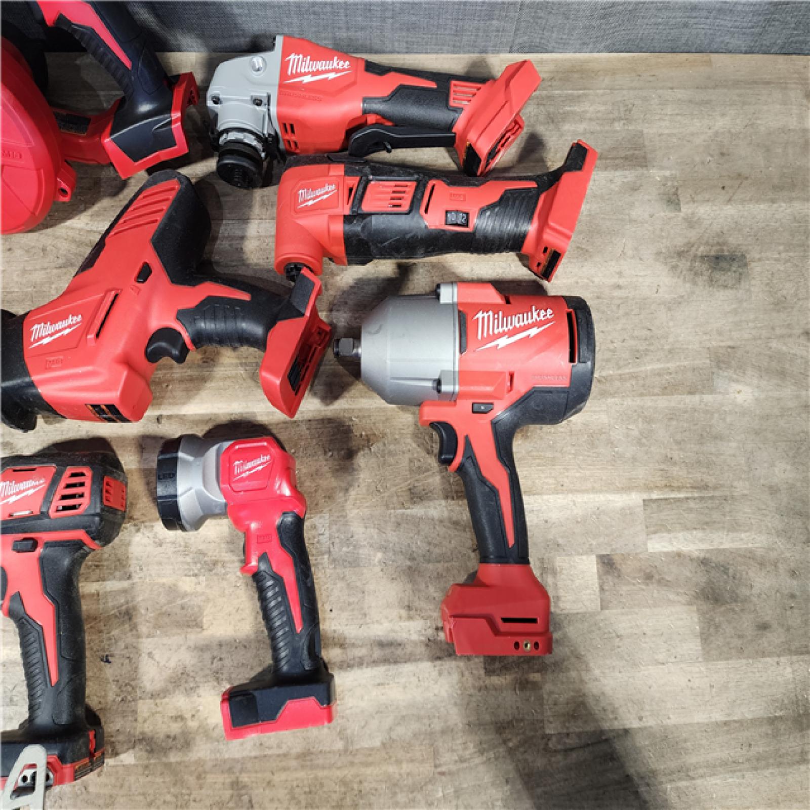 HOUSTON LOCATION - AS-IS MILWAUKEE 7 TOOL COMBO KIT W/ (2) BATTERY & CHARGER