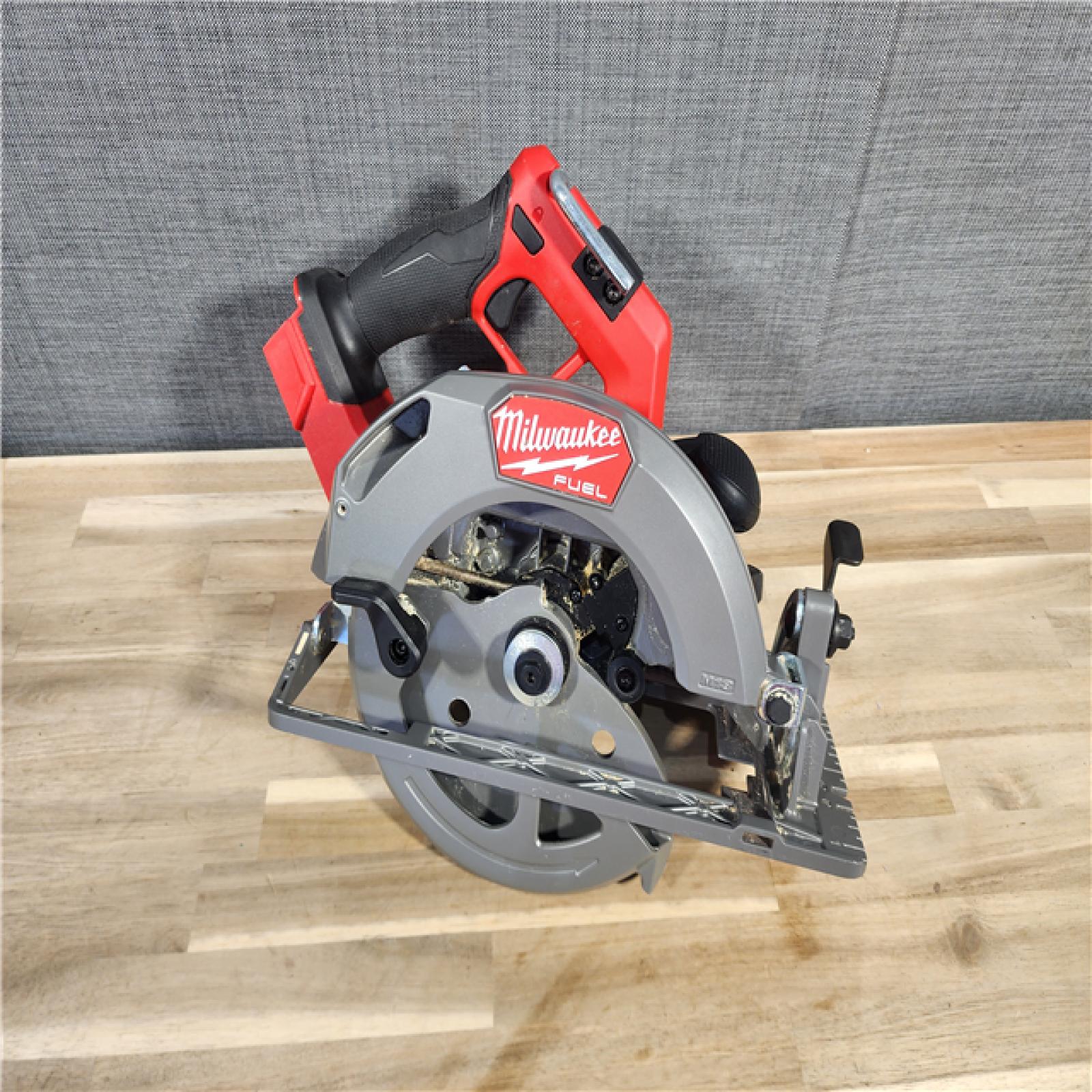 HOUSTON LOCATION - AS-IS Milwaukee Tools M18 FUEL 7-1/4 Circular Saw (Tool Only) 2834-20
