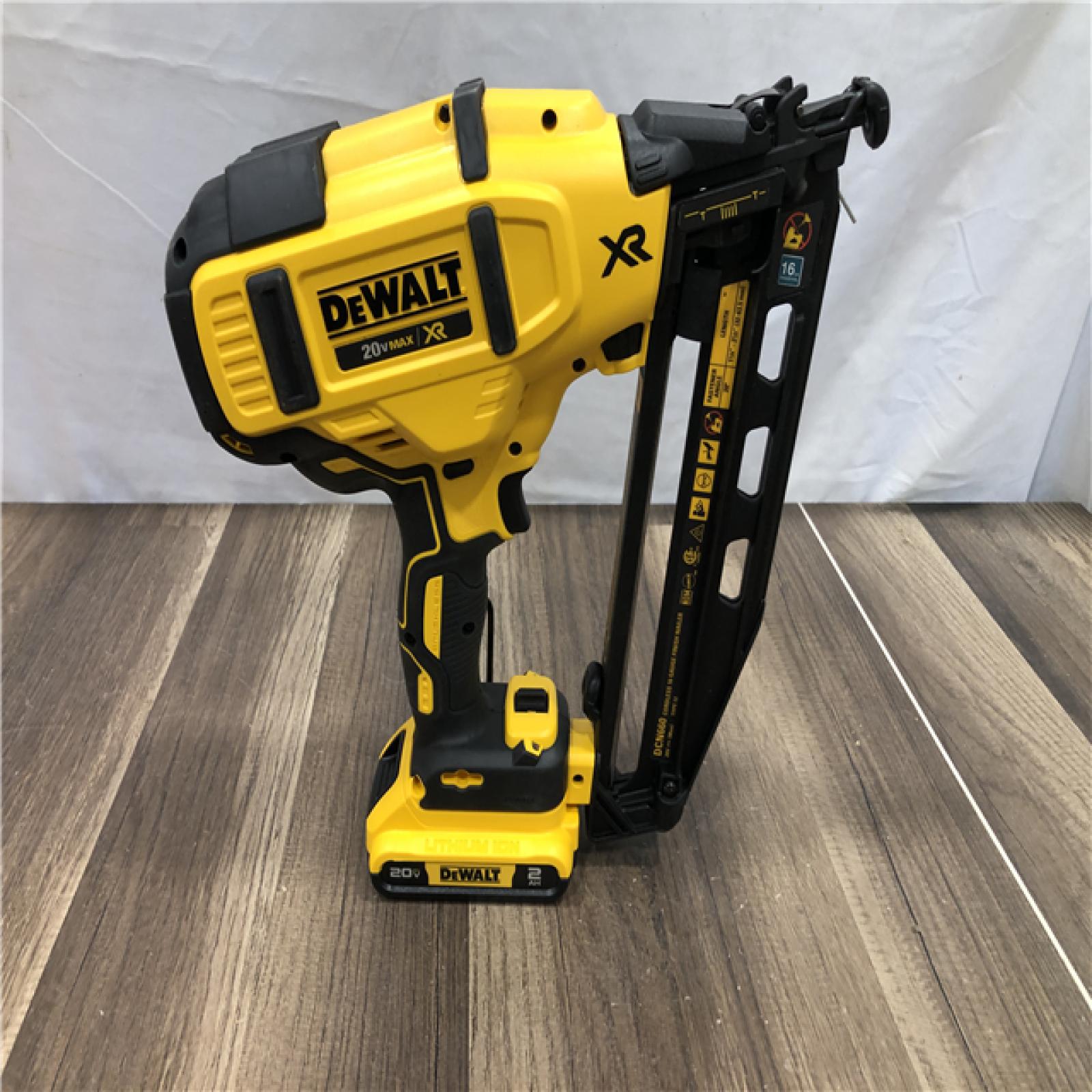 AS-IS DEWALT 20V MAX XR 16-Gauge Electric Cordless Angled Finishing Nailer Kit