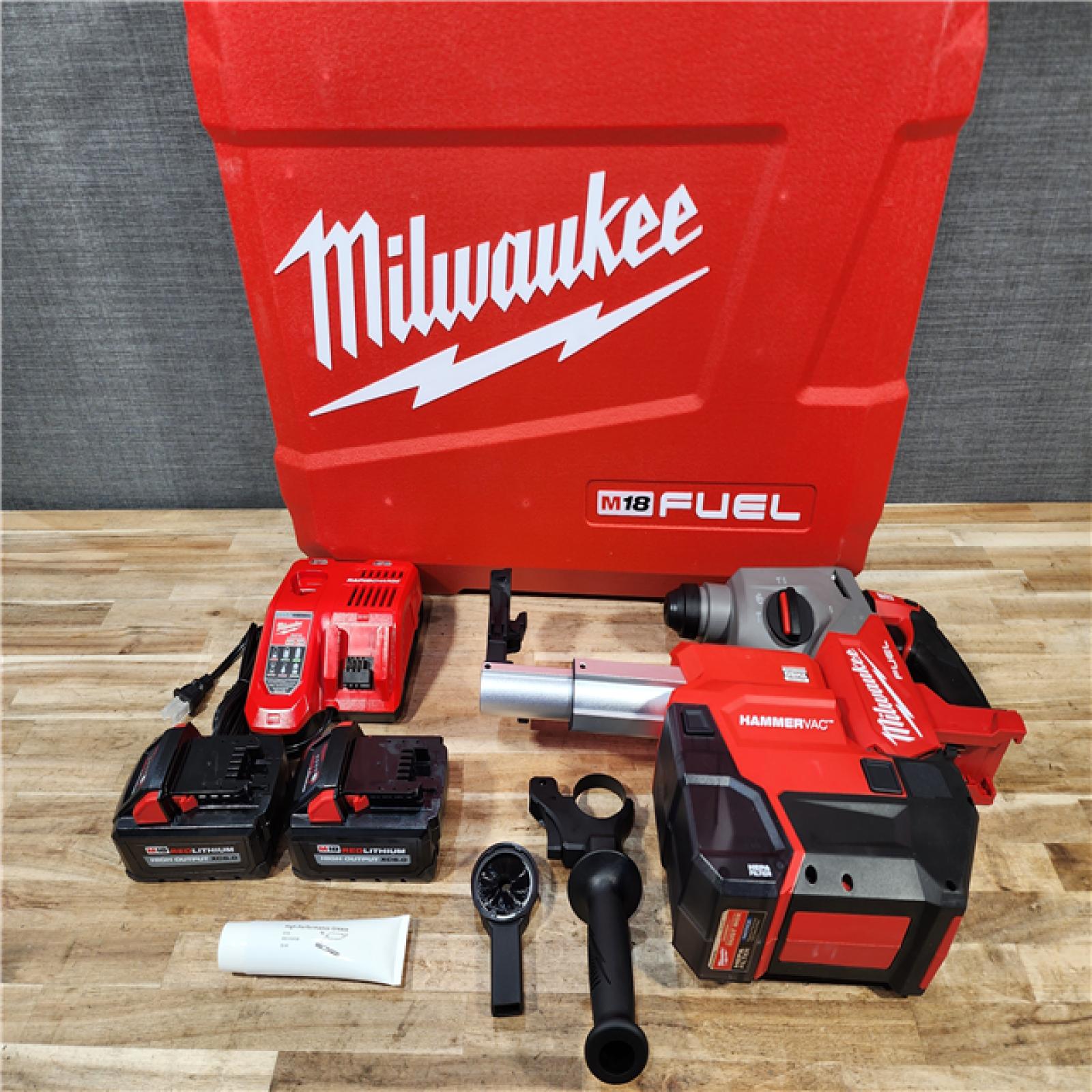 HOUSTON LOCATION - AS-IS (APPEARS LIKE NEW) Milwaukee 18V M18 FUEL Lithium-Ion Brushless Cordless SDS-Plus Rotary Hammer Kit with Dust Extractor 6.0 Ah