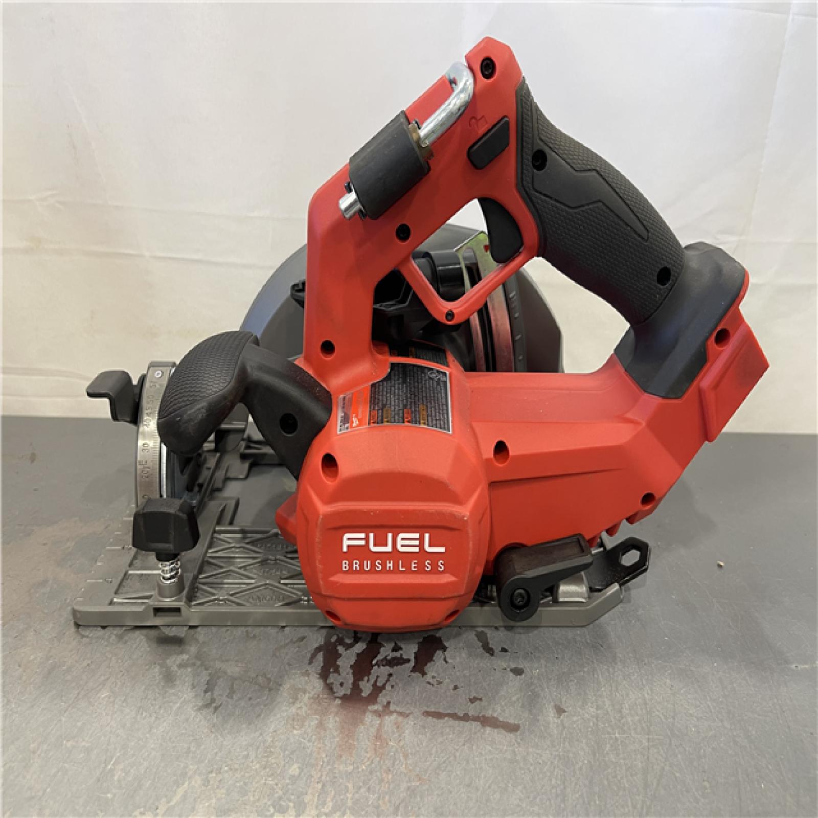 AS-IS - Milwaukee M18 FUEL 18V Lithium-Ion Brushless Cordless 7-1/4 in. Circular Saw