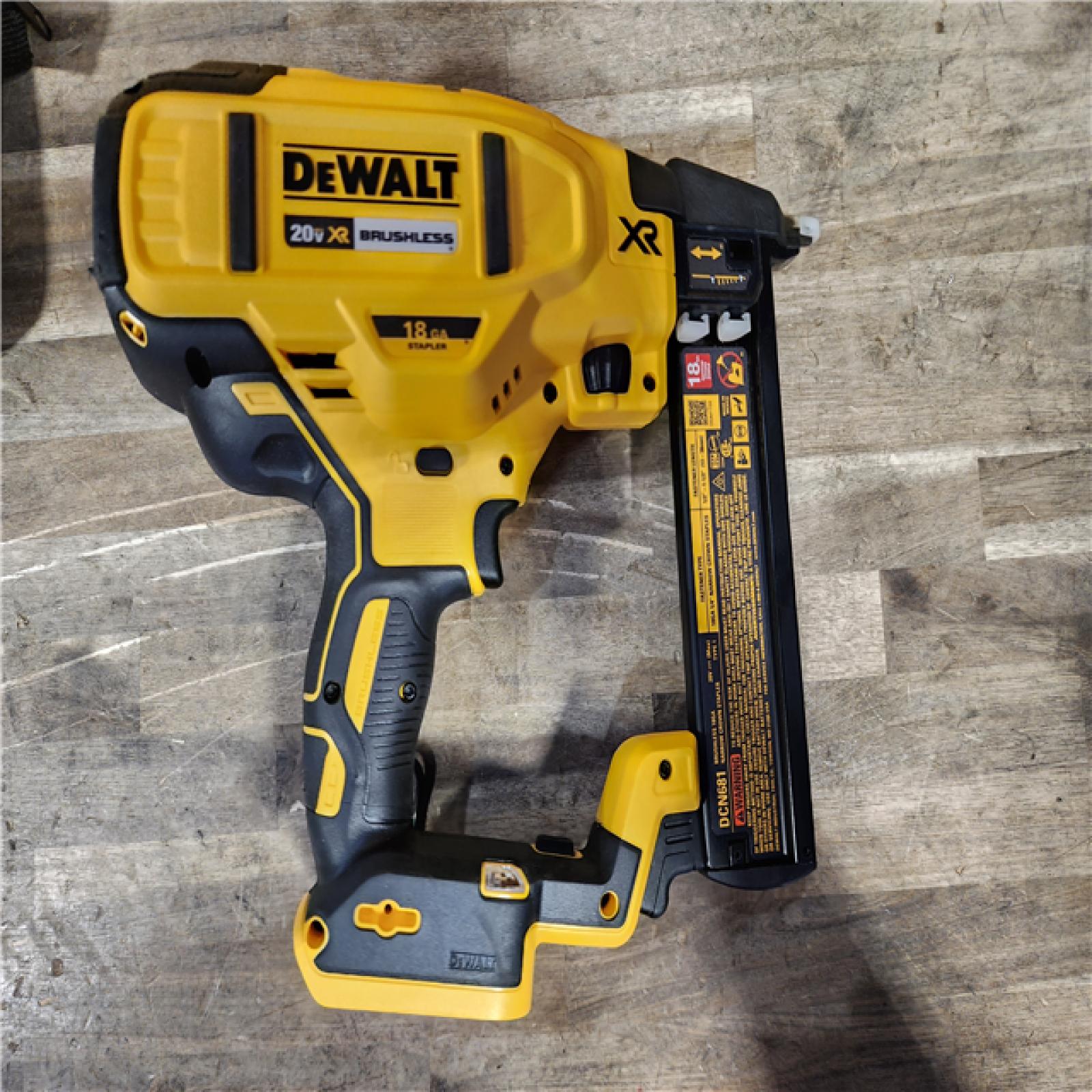 HOUSTON LOCATION - AS-IS DeWALT DCN681D1 20V MAX 18ga Cordless Brushless Narrow Crown Stapler Kit w/ BATTERY & CHARGER