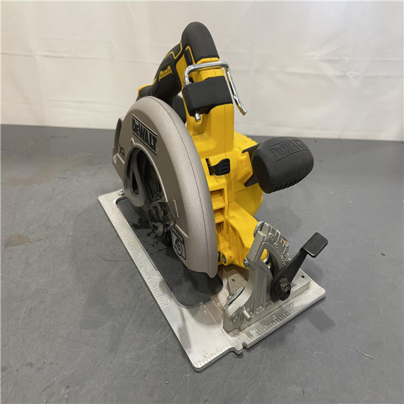 AS-IS - DEWALT 20-Volt MAX 7-1/4 in. Cordless Circular Saw