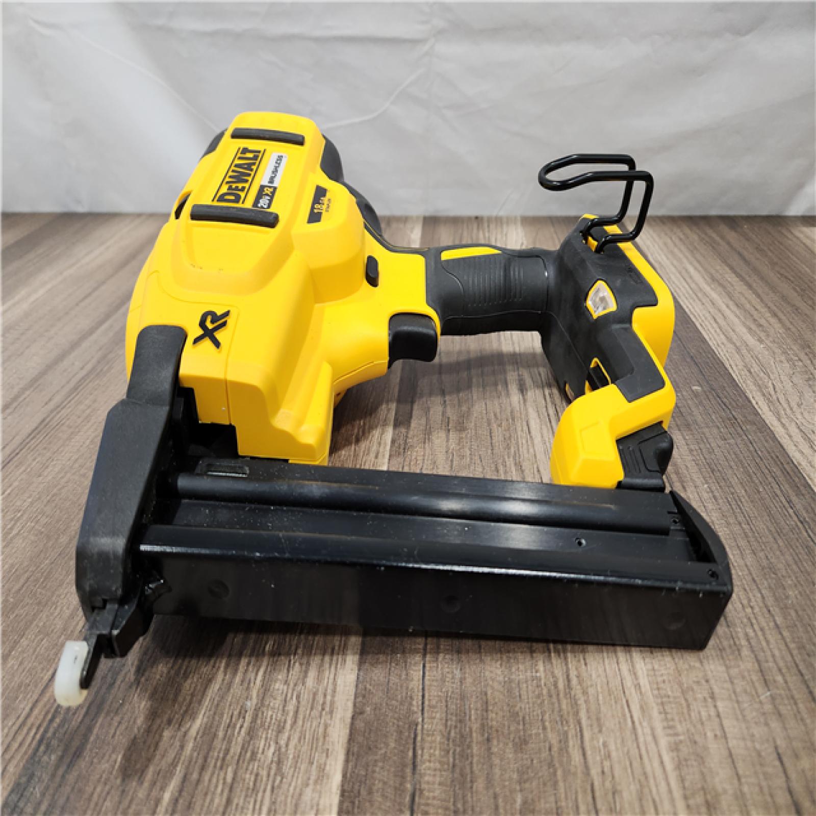 LIKE NEW! - DEWALT XR 18 GA NARROW CROWN STAPLER KIT
