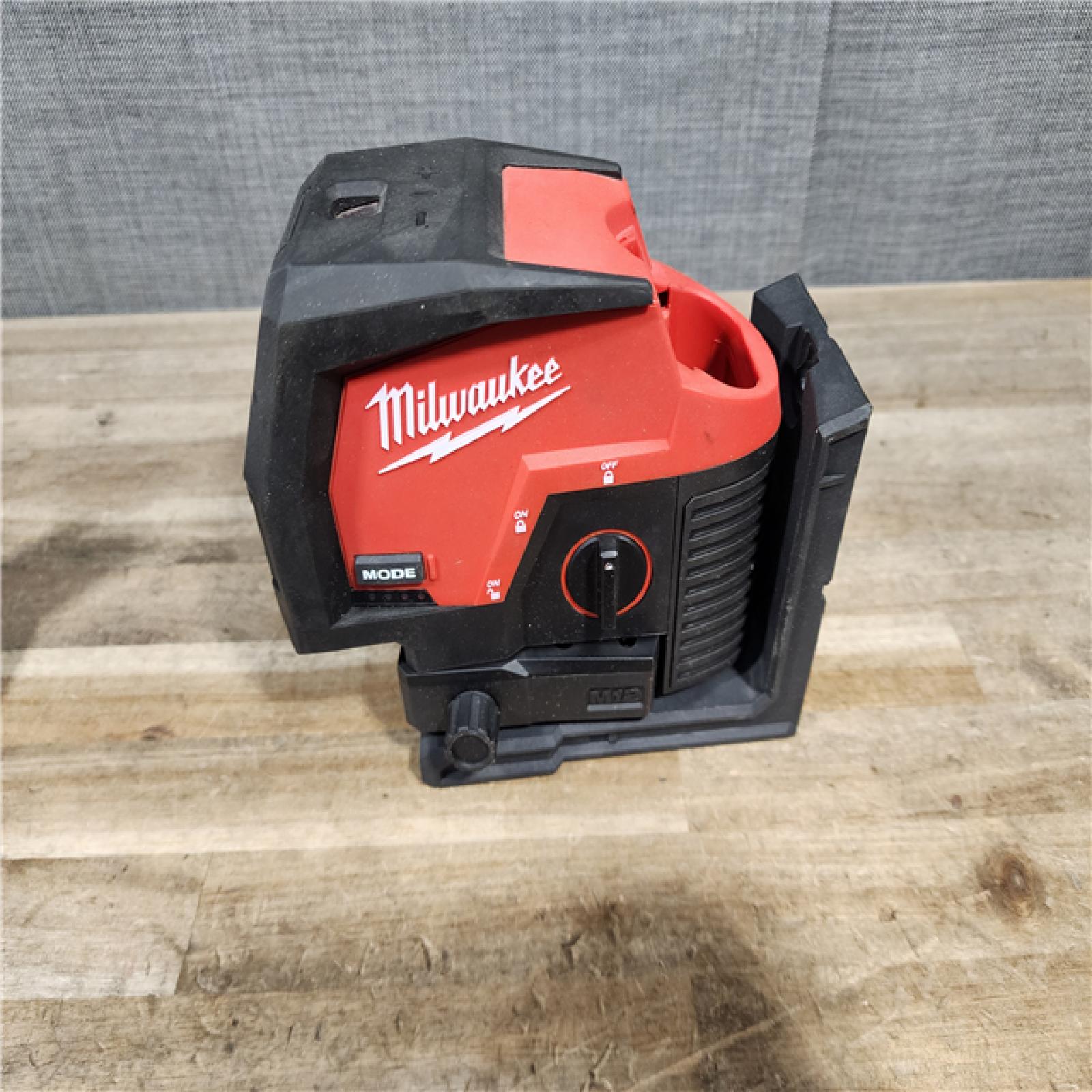 HOUSTON LOCATION - AS-IS Milwaukee Green 125 Ft. Cross Line and Plumb Points Laser Level Kit