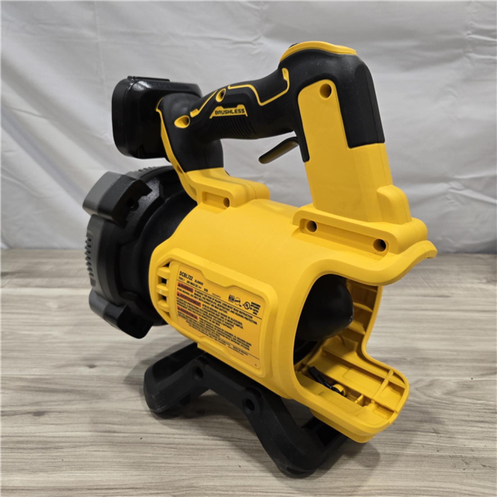 LIKE NEW! - DeWalt Brushless Cordless Battery Powered Handheld Leaf Blower KIT