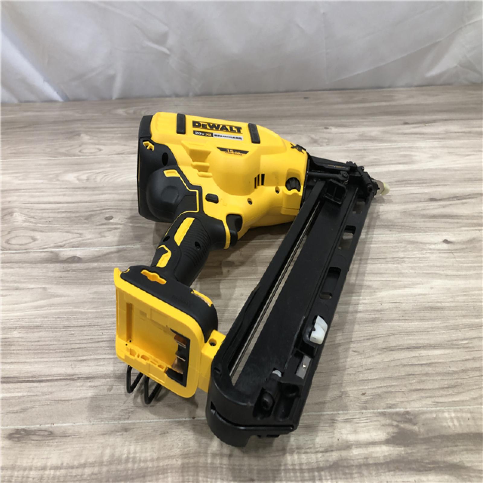 AS-IS DeWalt 15 GA ANGLED FINISH NAILER KIT