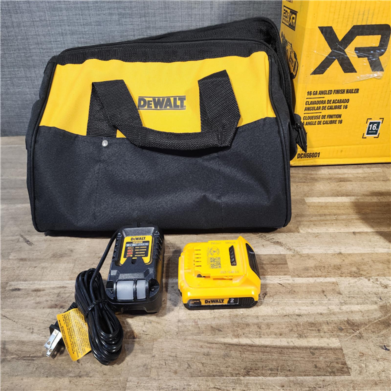 HOUSTON LOCATION - AS-IS DEWALT 20V MAX XR 16-Gauge Electric Cordless Angled Finishing Nailer Kit