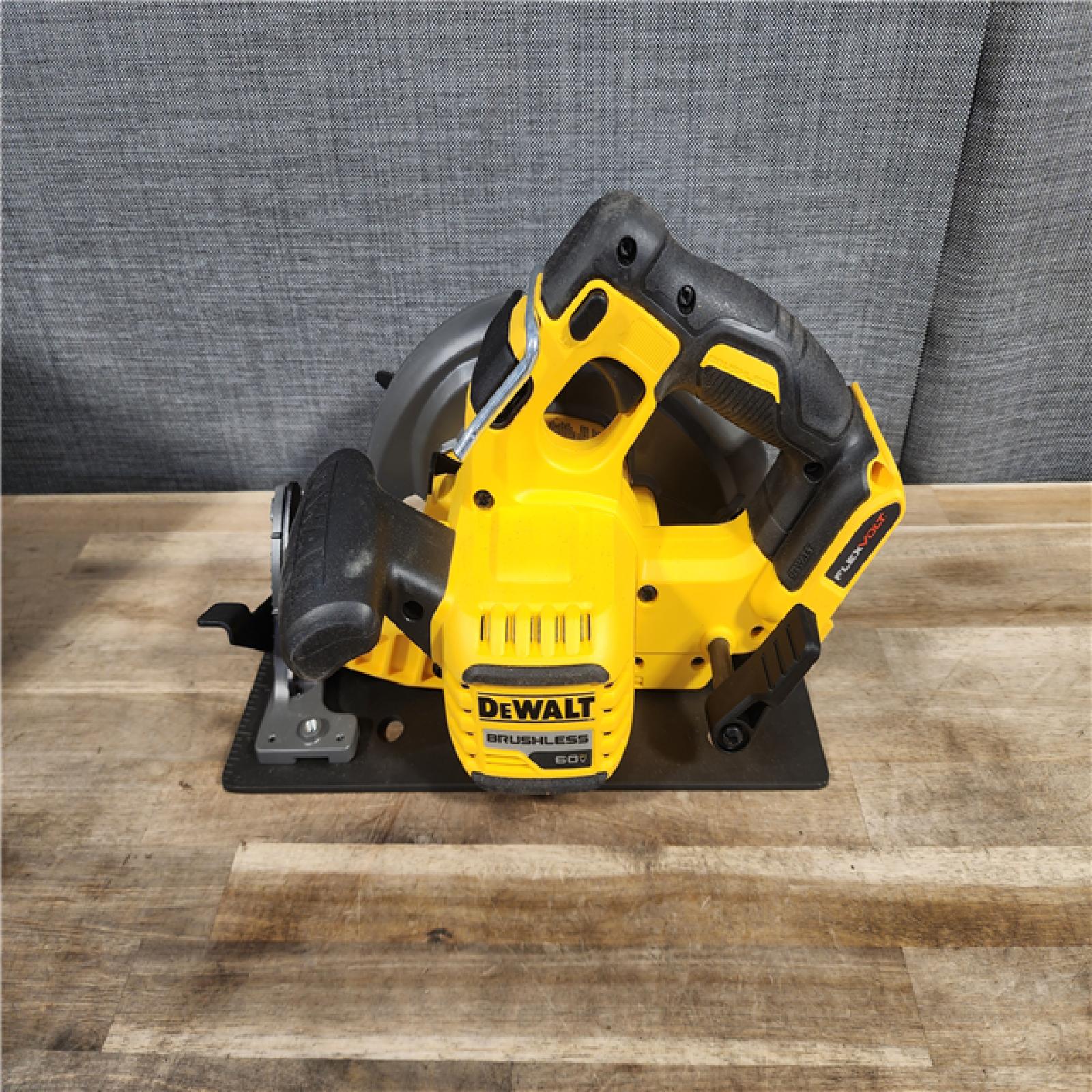 HOUSTON LOCATION - AS-IS (APPEARS LIKE NEW) DeWALT Flexvolt Max 7-1/4  60V Brushless Circular Saw DCS578B (Bare Tool)
