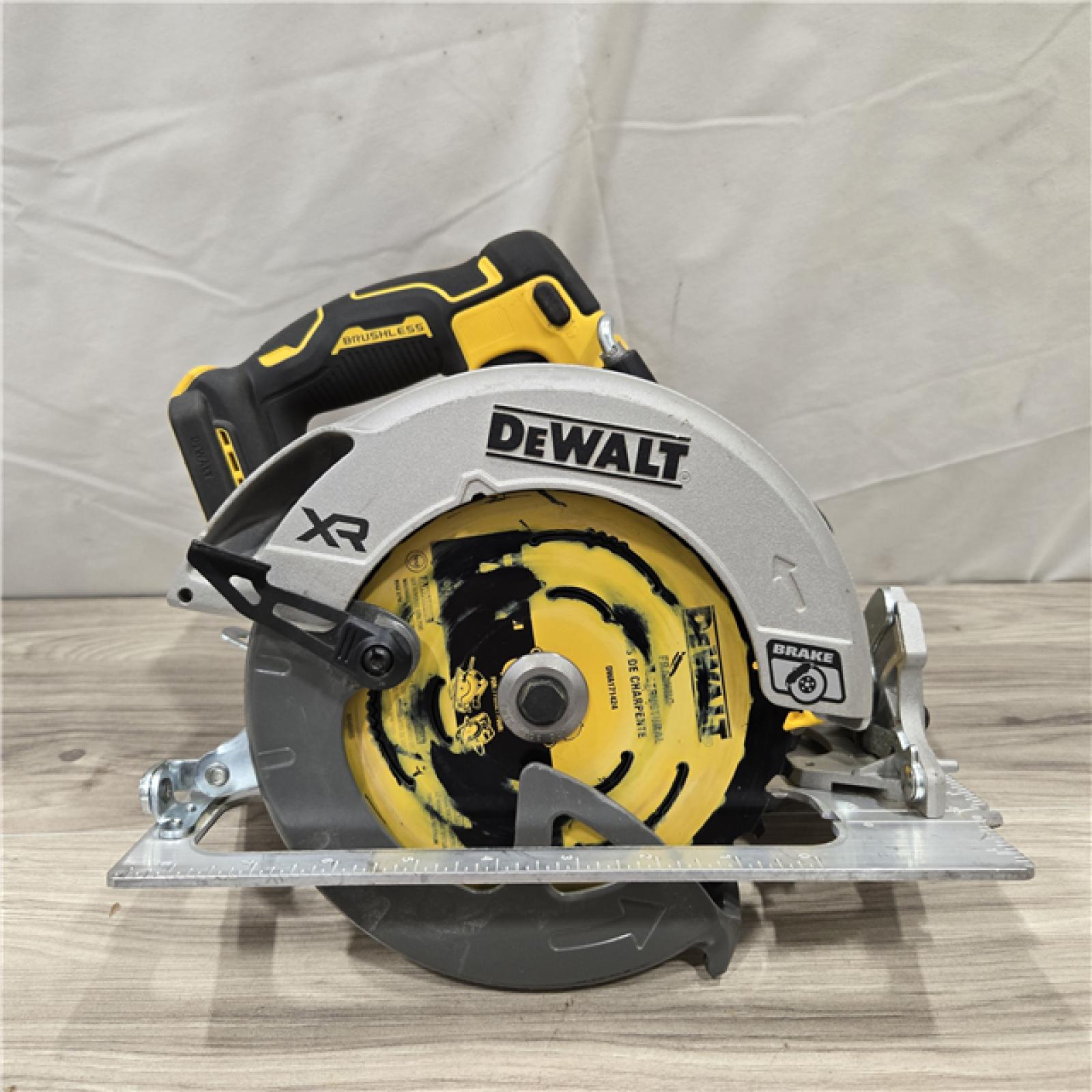 AS-IS DEWALT 20-Volt MAX 7-1/4 in. Cordless Circular Saw (Tool Only)