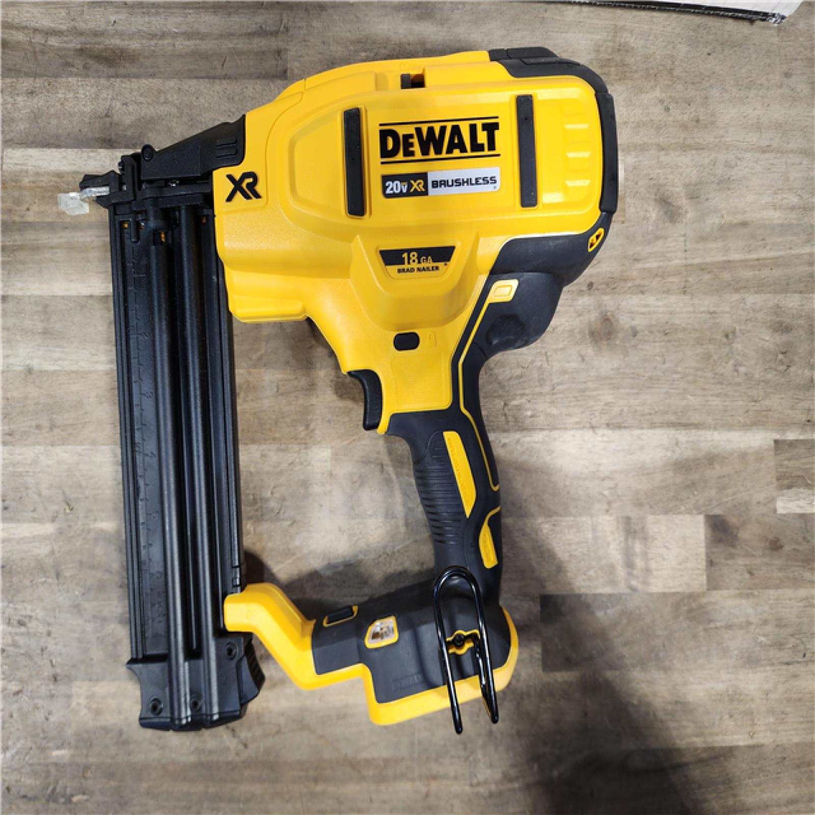 HOUSTON LOCATION - AS-IS (APPEARS LIKE NEW) DEWALT 20V MAX XR 18 Gauge Brad Nailer Kit