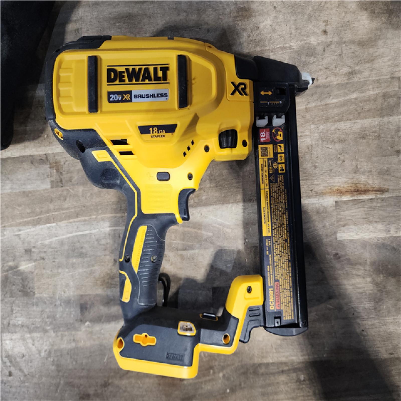 HOUSTON LOCATION - AS-IS DeWALT DCN681D1 20V MAX 18ga Cordless Brushless Narrow Crown Stapler Kit w/ BATTERY & CHARGER