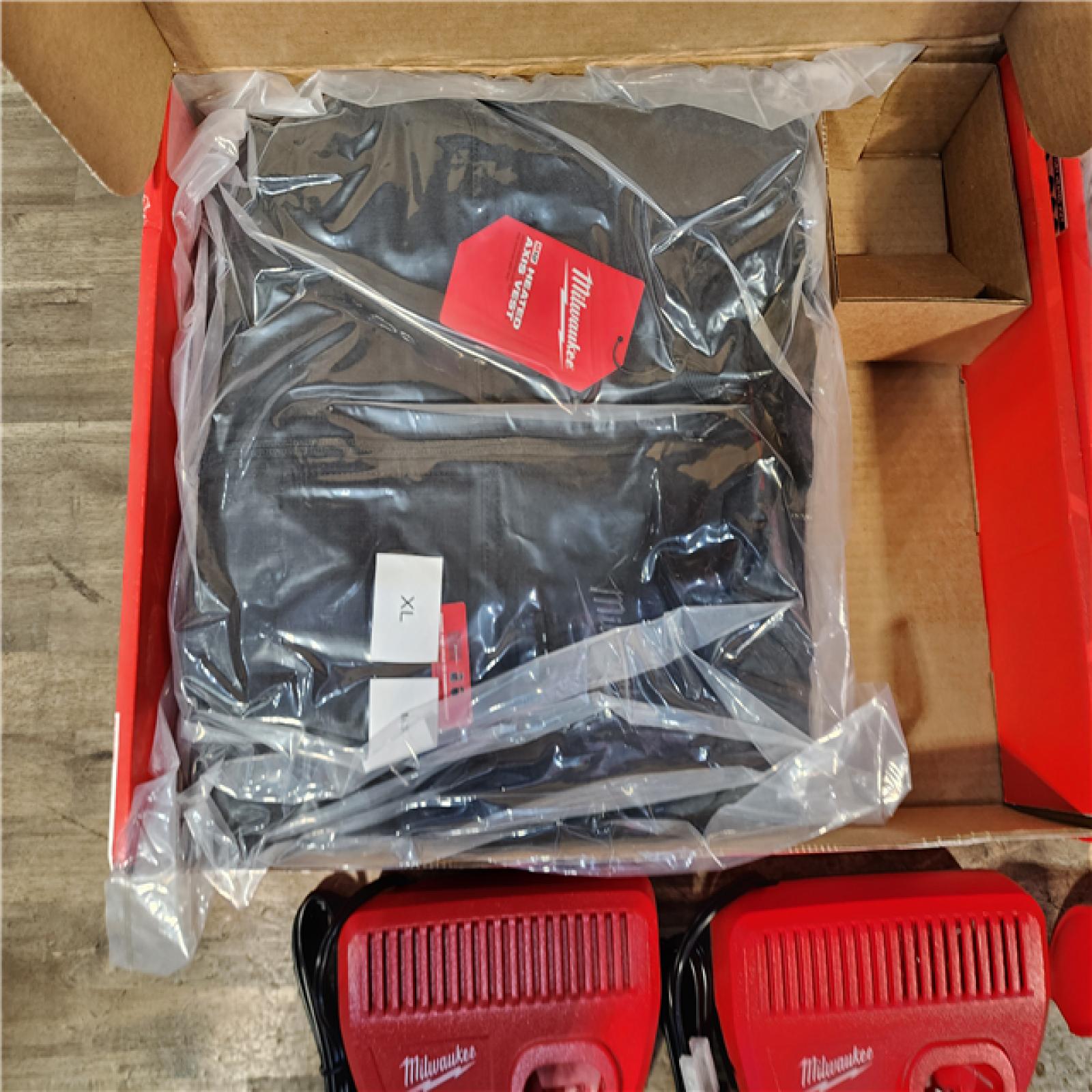 HOUSTON LOCATION - AS-IS MILWAUKEE 2 HEATED CLOTHING COMBO KIT